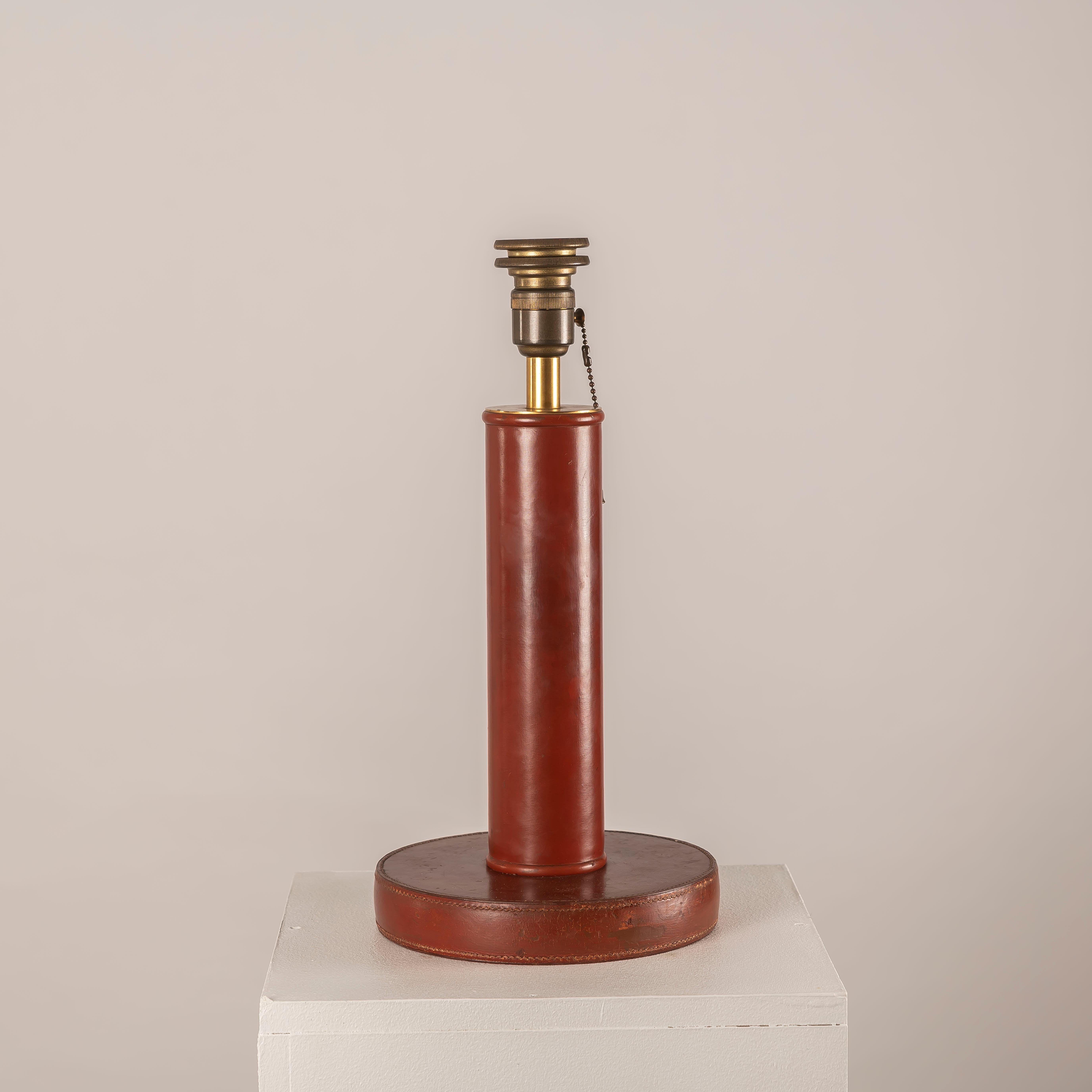 Esta excepcional lámpara de sobremesa Hermès de cuero burdeos, atribuida al célebre diseñador francés Jean-Michel Dupre Lafon, ejemplifica la discreta elegancia y la artesanía sin concesiones por las que Hermès es famosa.

La lámpara presenta una