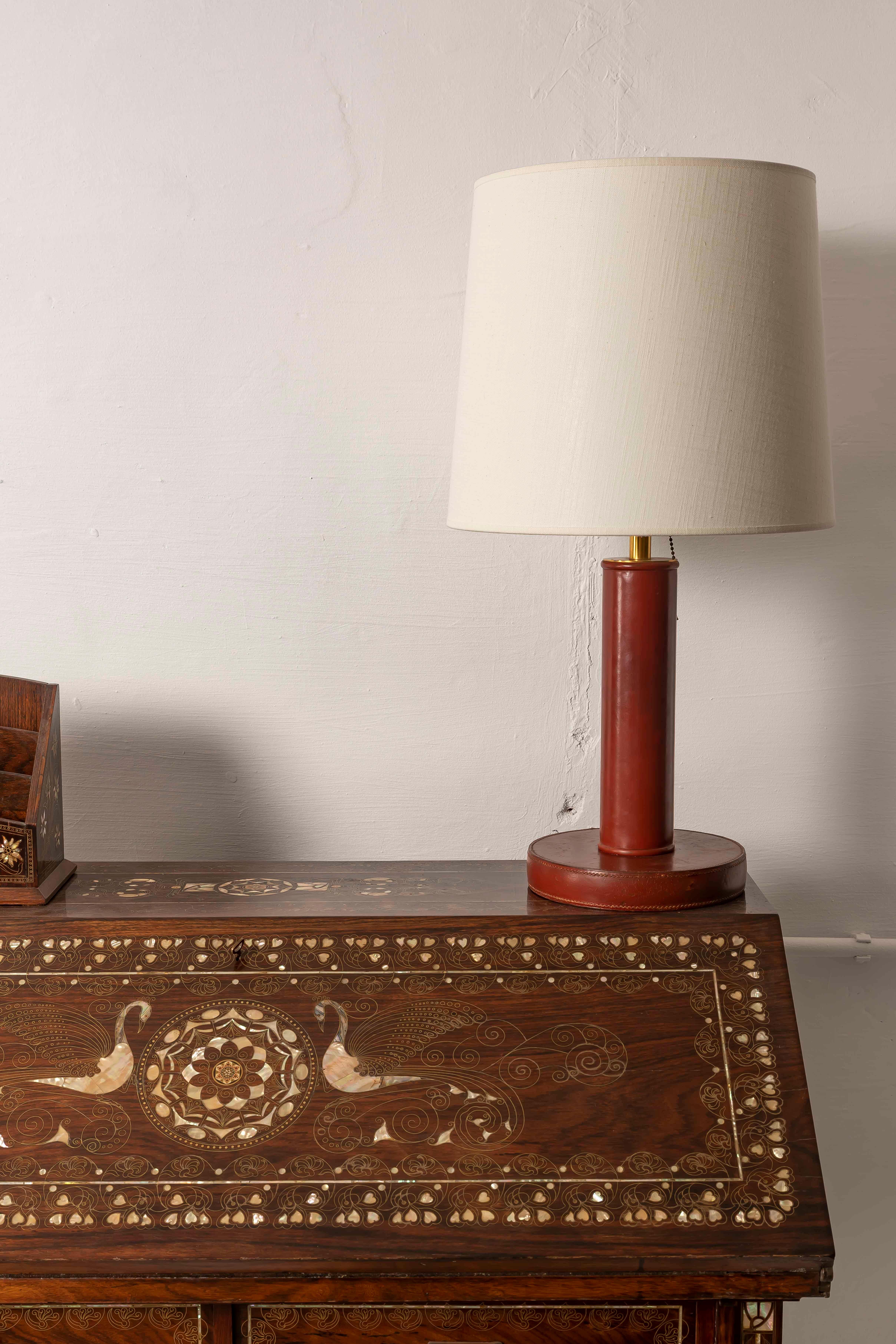 Lámpara de mesa Hermès de cuero burdeos atribuida a Dupre Lafon - Art Déco francés Art Decó en venta