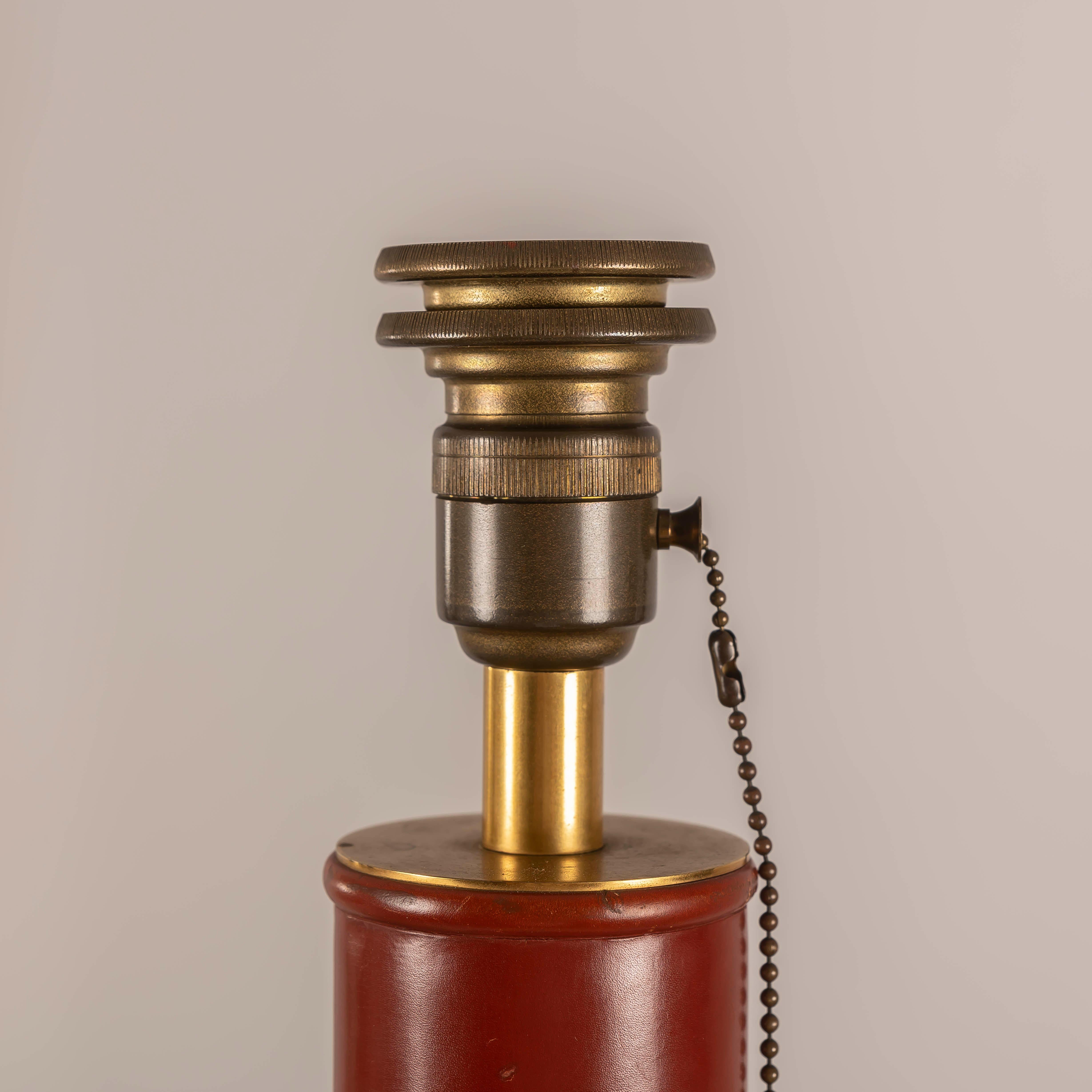 Lámpara de mesa Hermès de cuero burdeos atribuida a Dupre Lafon - Art Déco francés Francés en venta