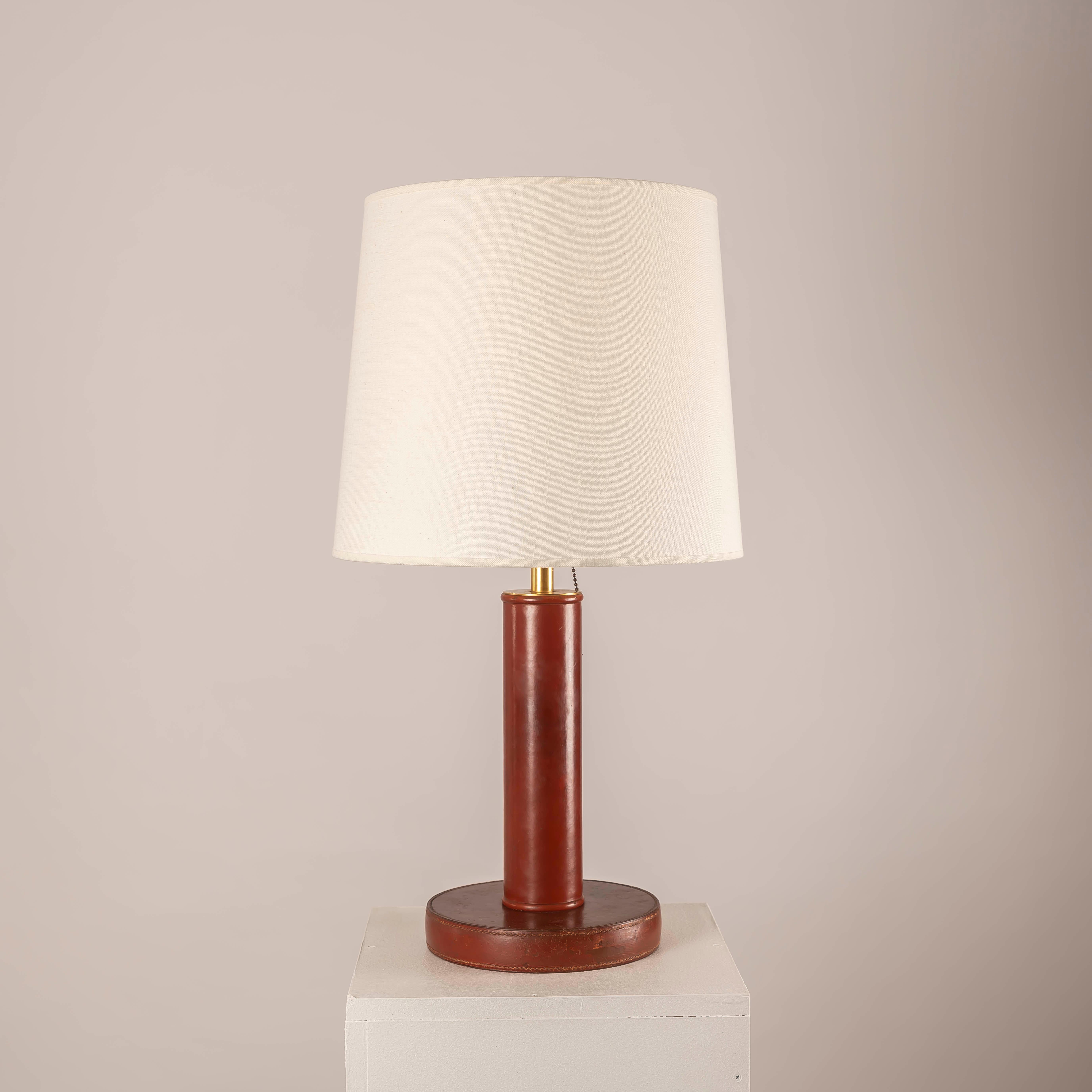Lámpara de mesa Hermès de cuero burdeos atribuida a Dupre Lafon - Art Déco francés mediados del siglo XX en venta