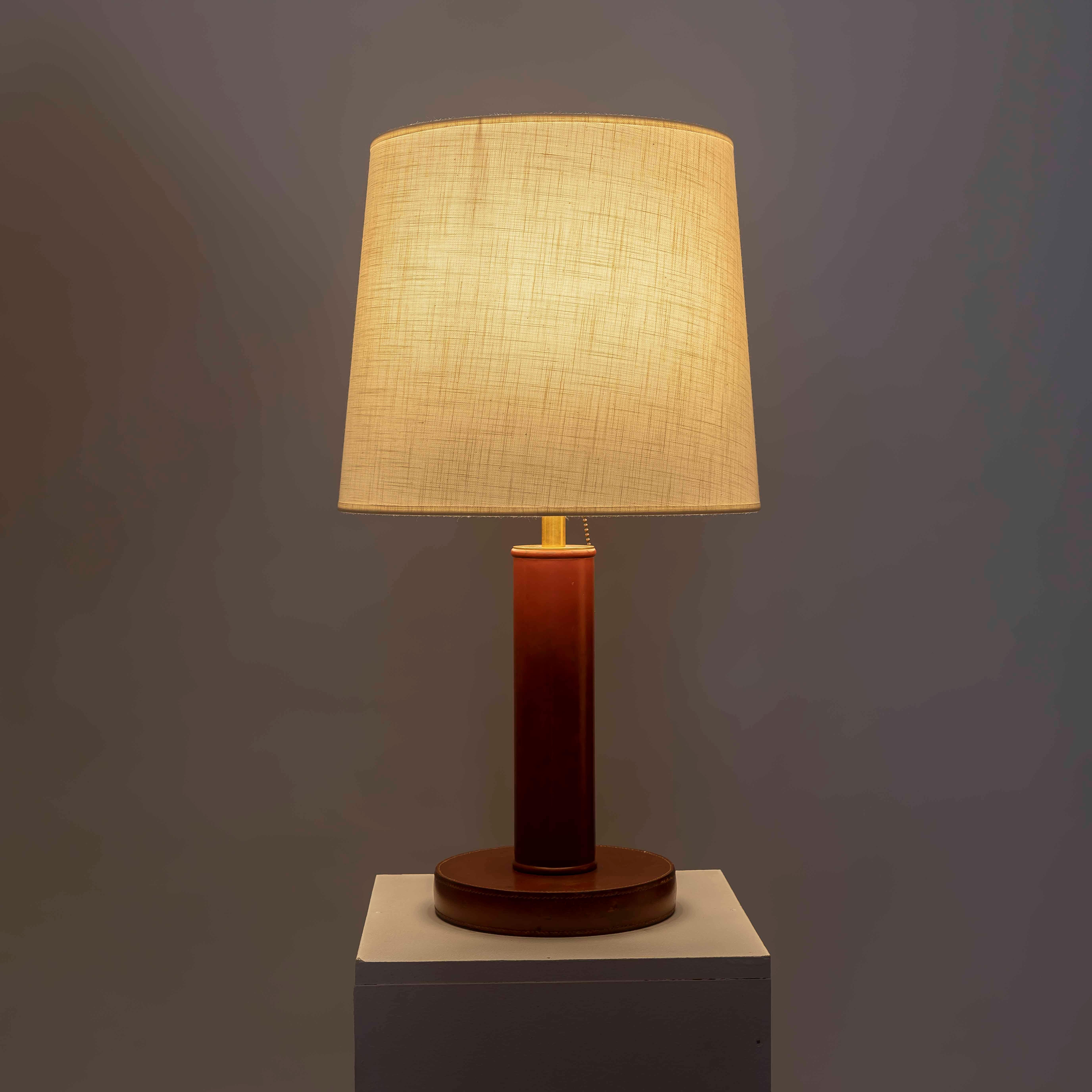 Lámpara de mesa Hermès de cuero burdeos atribuida a Dupre Lafon - Art Déco francés Latón en venta