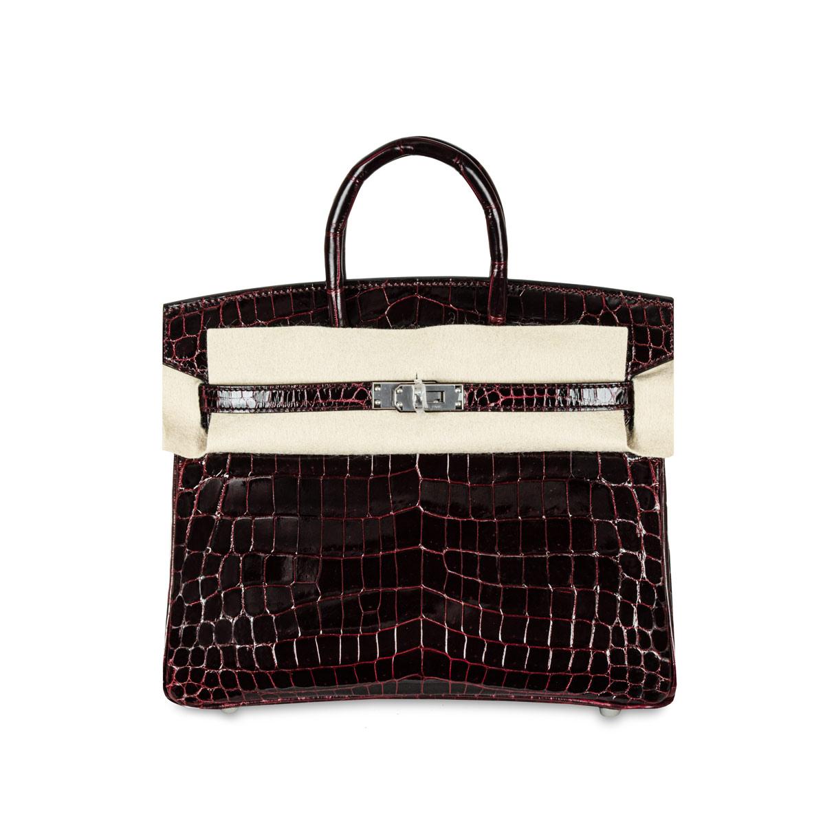 Eine seltene Hermès 25cm Birkin Tasche. Das Äußere dieser Tasche ist aus bordeauxfarbenem, glänzendem Niloticus-Krokodilleder gefertigt und mit farblich abgestimmten Nähten versehen. Sie verfügt über Palladium-Beschläge und zwei Griffe an der