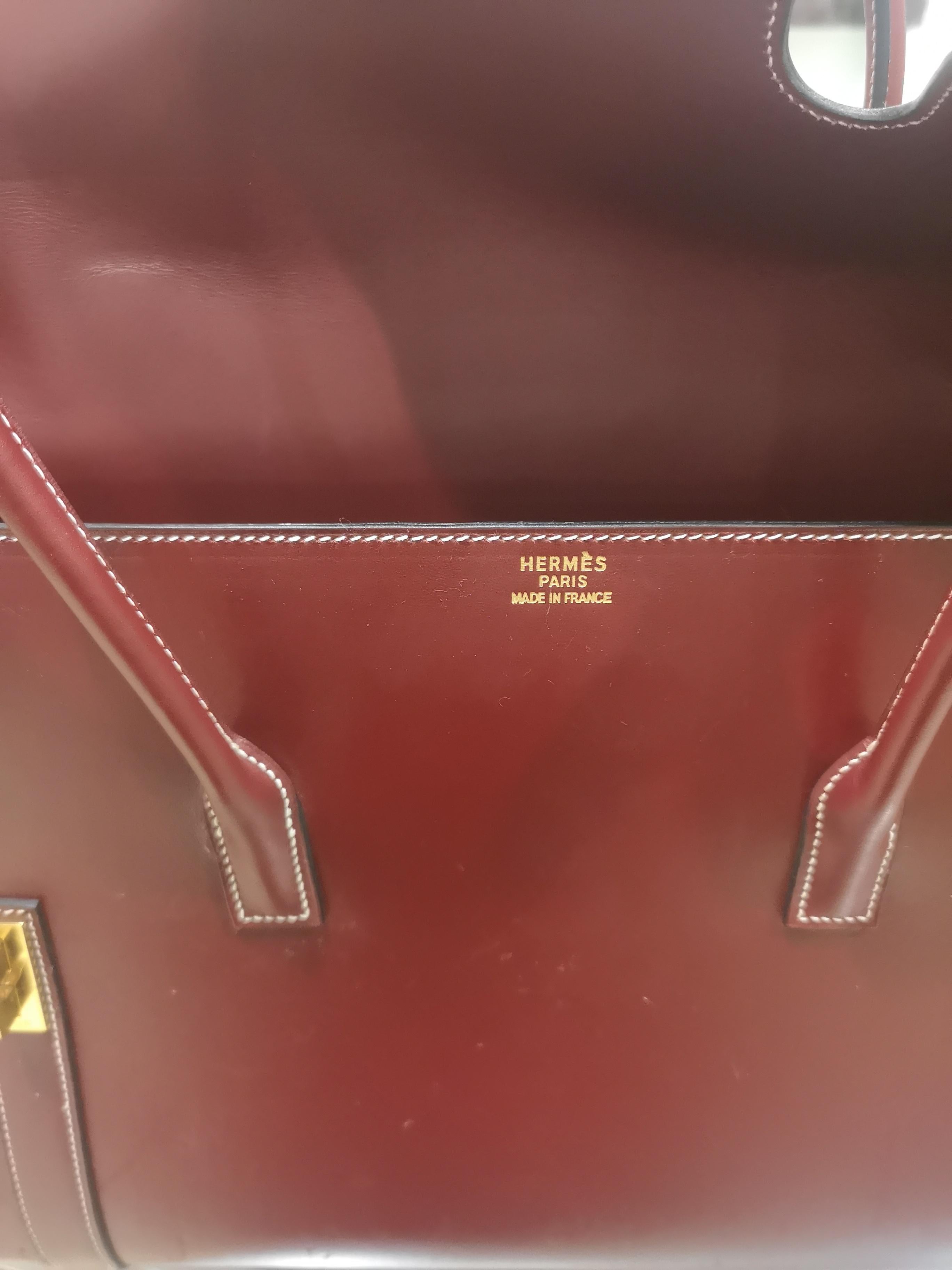 Hermès bordeaux shoulder bag gold tone hardware
Measurements:
37 * 24 cm, 13 cm depth