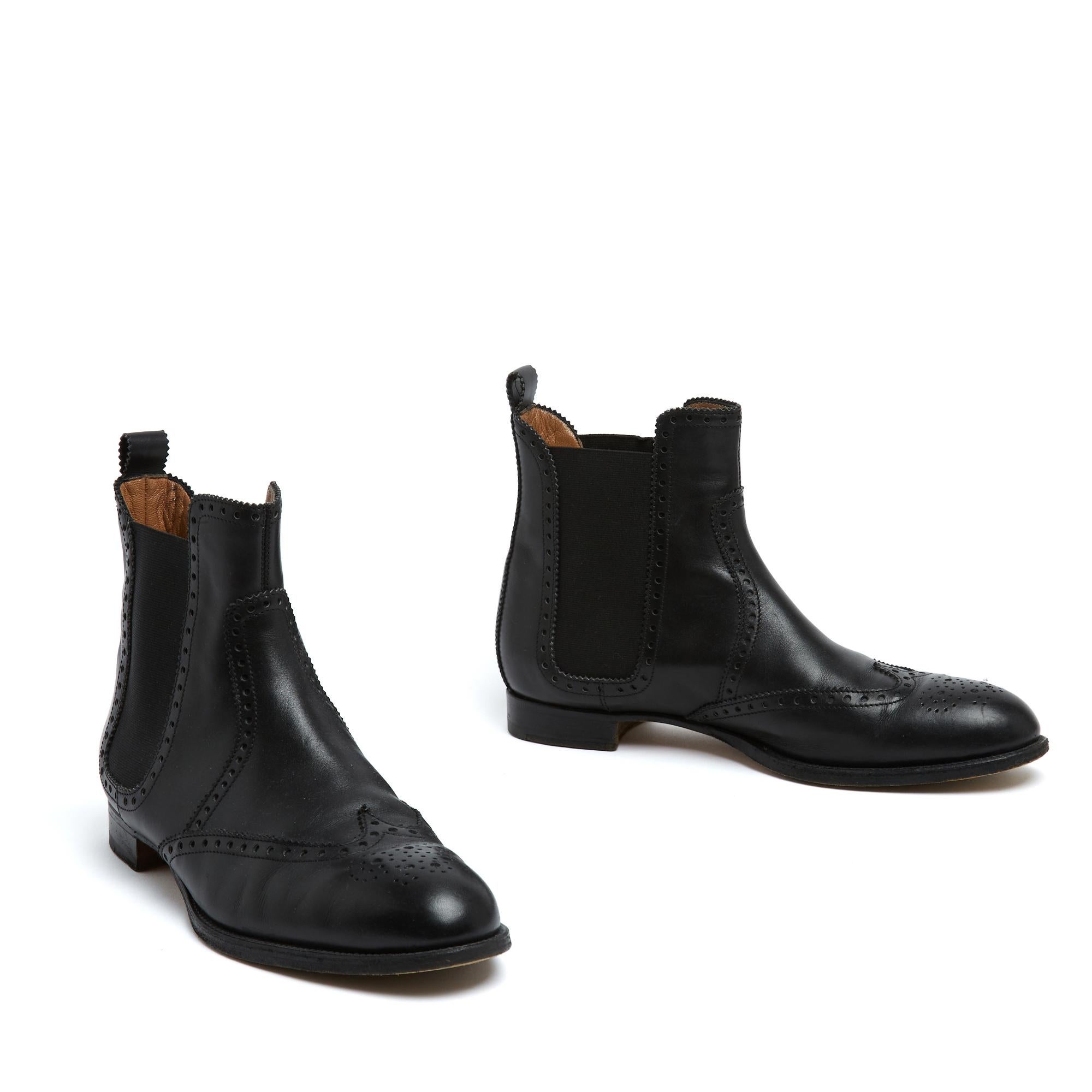 Bottines Brighton Hermès en cuir noir avec bout fleuri et bandes élastiques sur le côté, doublure, semelle intérieure et semelle extérieure en cuir. Taille 39FR ou UK6 et US8.5, talon de 1,5 cm, semelle intérieure de 25 cm. Les bottes sont en très