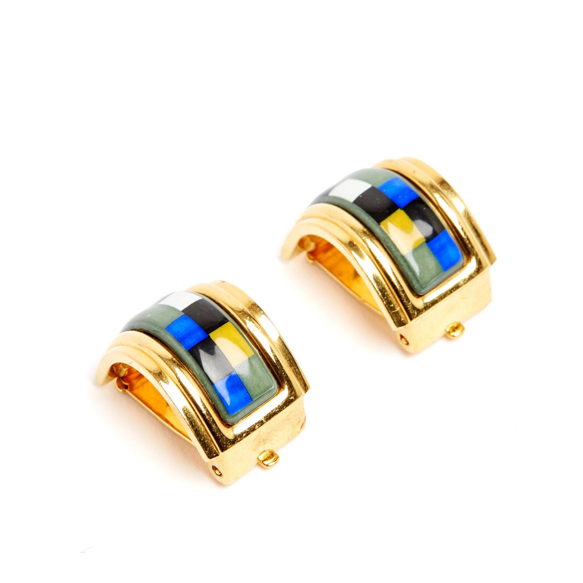 Hermès Ohrclips um 1990 aus vergoldetem Metall und bedruckter Emaille in Grün-Grau-, Blau-, Ecru- und Schwarztönen... Breite 1,4 cm x Höhe 2,1 cm. Die Ohrringe sind in ausgezeichnetem Zustand und sie sind super schick und hell auf dem Gesicht.
