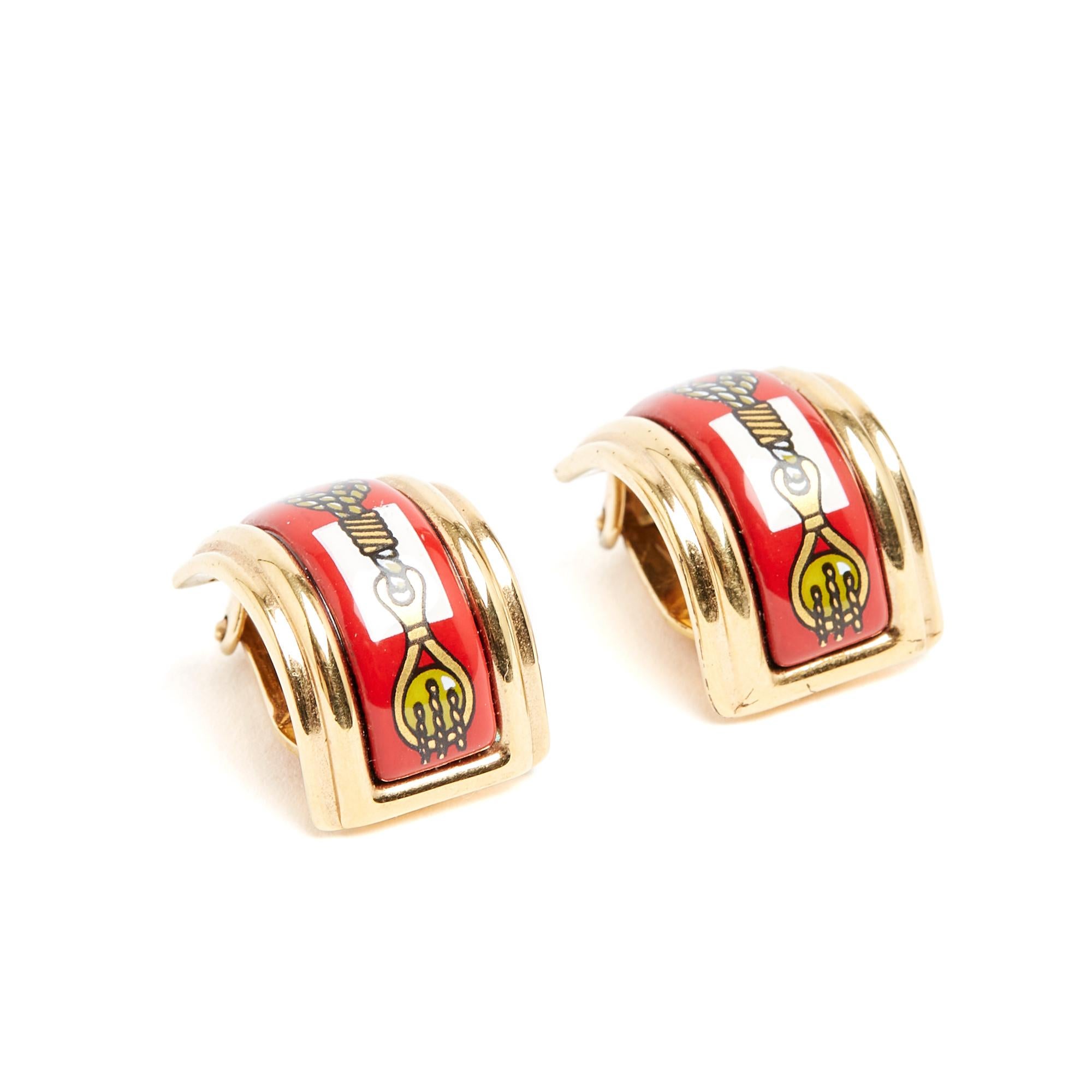 Orecchini a clip di Hermès del 1990 circa in metallo placcato oro e smalto stampato con un motivo marino nei toni del rosso e dell'oro... Larghezza 1,4 cm x altezza 2,1 cm. Gli orecchini sono in ottime condizioni e sono super chic e luminosi sul