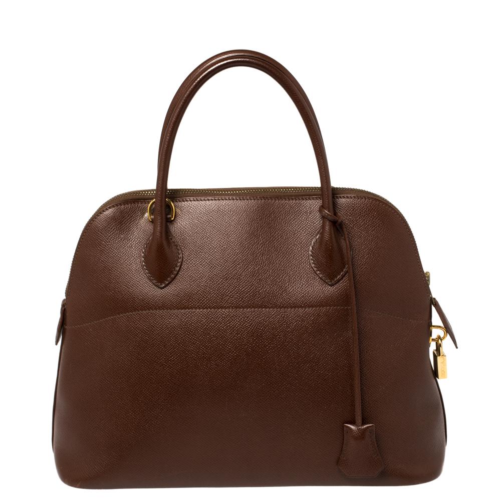 Luxuriously crafted by the experts at Hermès, this stunning Bolide 31 bag is a must-have accessory for fashion lovers. An apt everyday wear bag, it is the perfect combination of sophistication and practicality. Crafted from Bourgogne Courchevel
