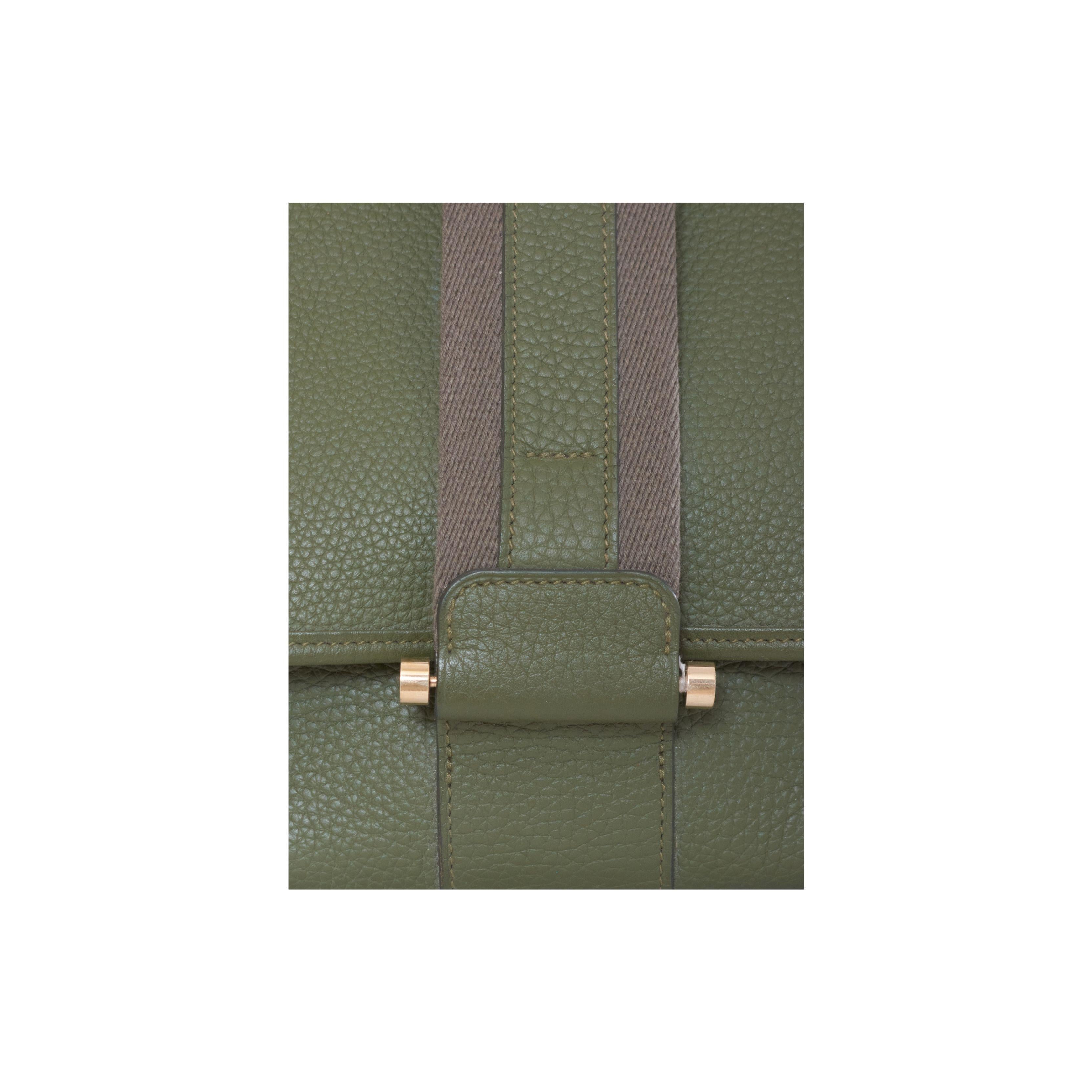 Hermès' Bourlingue shoulder bag is a handcrafted work of art that embodies the essence of luxury and quality. Made of high-quality green grained leather, the bag features a surface with a unique and delicate texture. Grained leather makes the bag