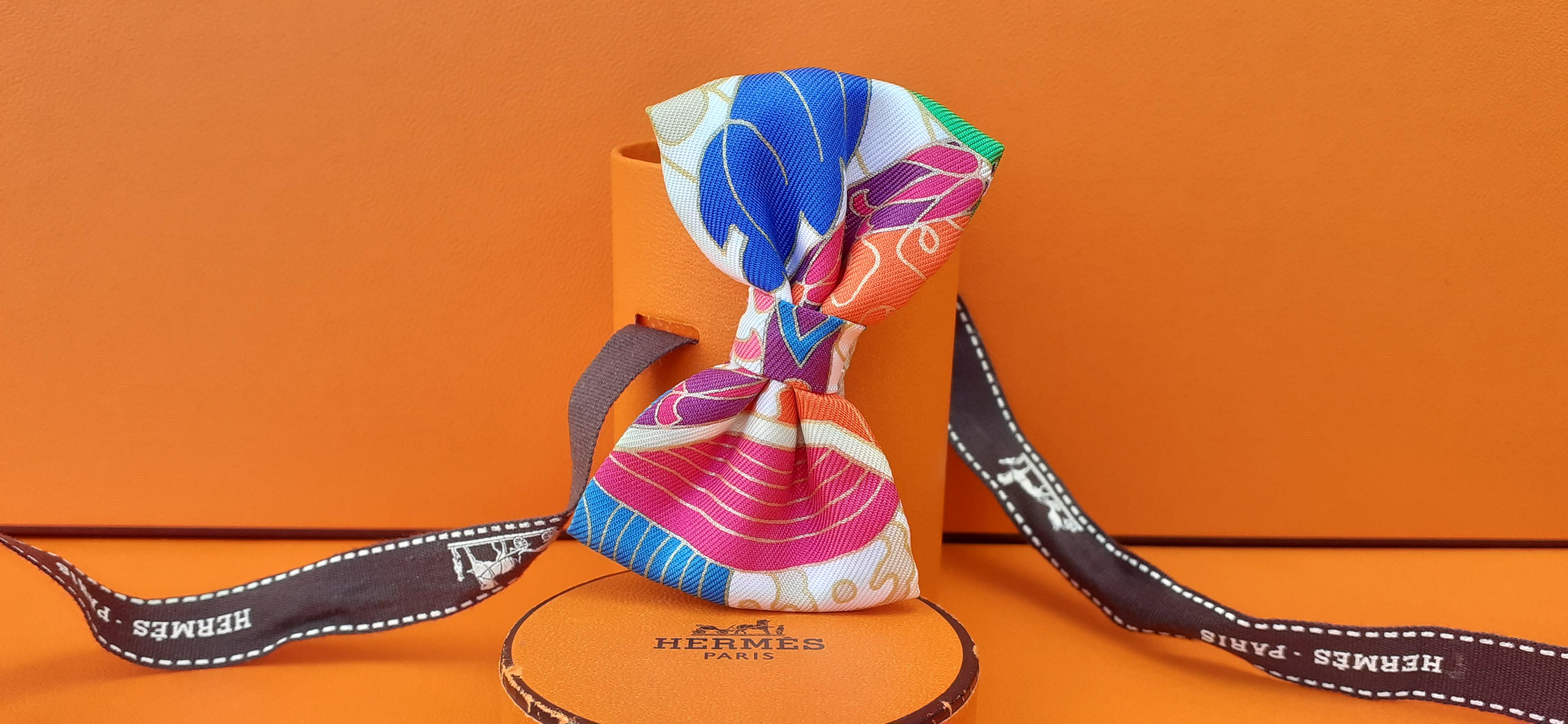 Bellissimo papillon autentico di Hermès

Prodotto in Francia

Realizzato in 100% seta

Colori: Avorio, blu, turchese, viola, fucsia, arancione, verde. Colori vivaci! 

Hardware in tonalità argento

Dimensione: regolabile

Misure: 
- circa 41 cm di