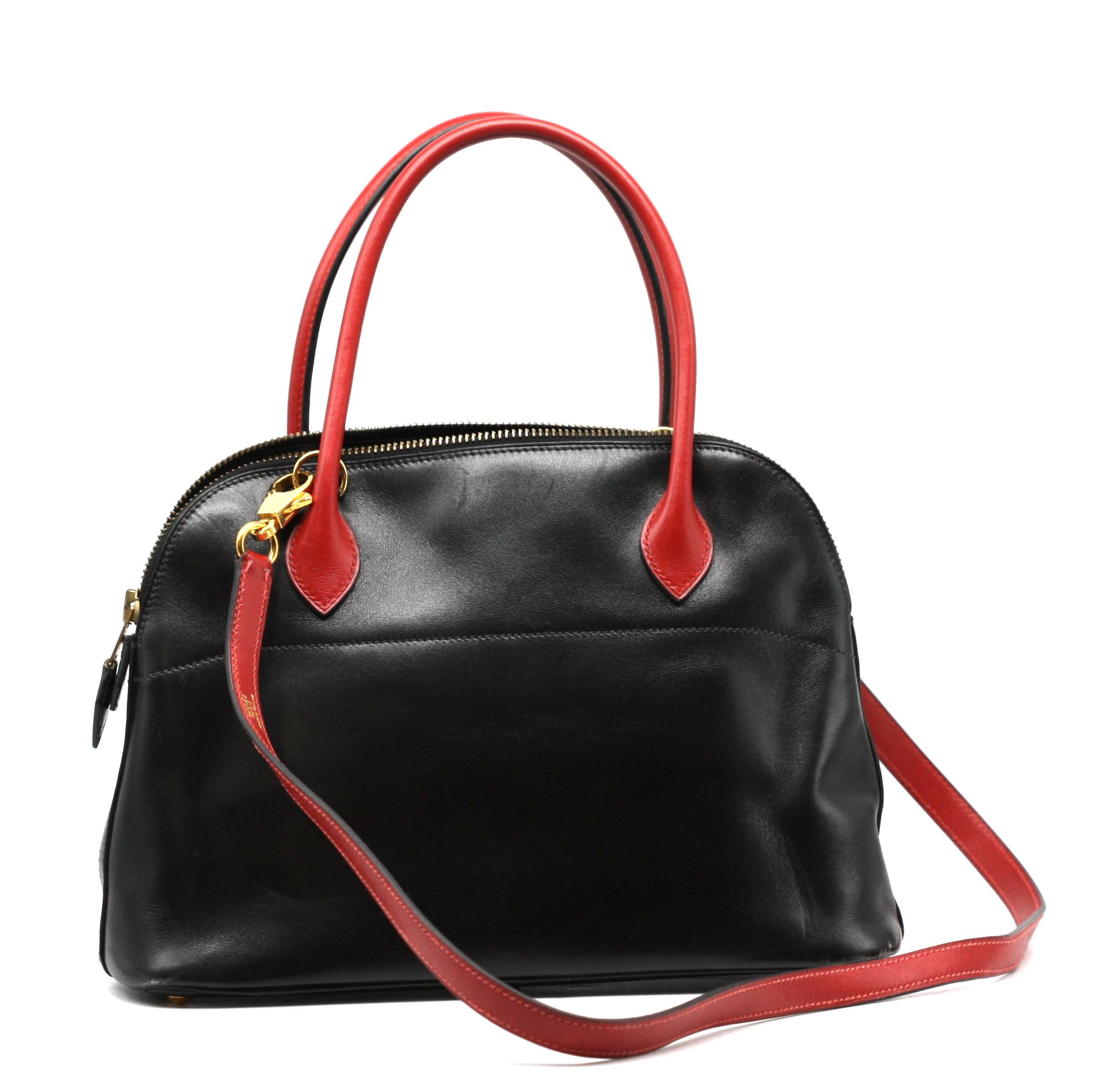 

Hermes Box Bolide-Handtasche aus schwarzem und rotem Kalbsleder
ungefähre Größe:
11 Zoll bis zur Oberkante des Griffs, 7 Zoll Höhe, Bodenbreite 8 Zoll, 3 Zoll tief

