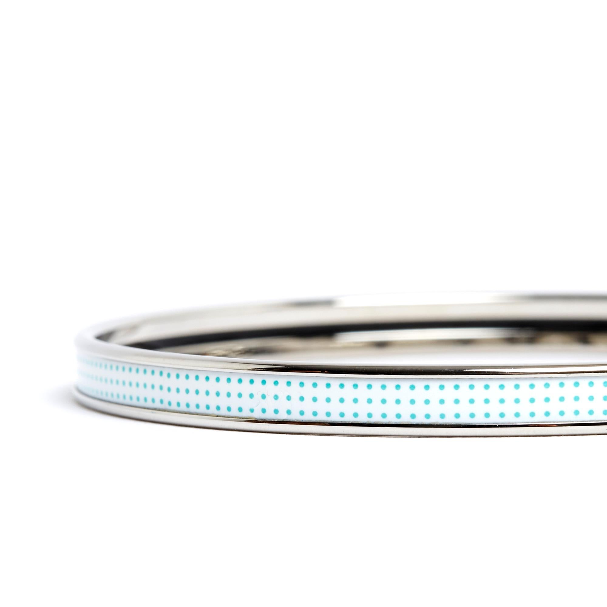 Extra-narrow enamel bracelet printed with small blue polka dots, silver finish (palladium). Size 70 or L: inner diameter 6.8 cm, width: 5.6 mm. The bracelet is marked with the S of sales, it is in very good condition, probably little worn, delivered