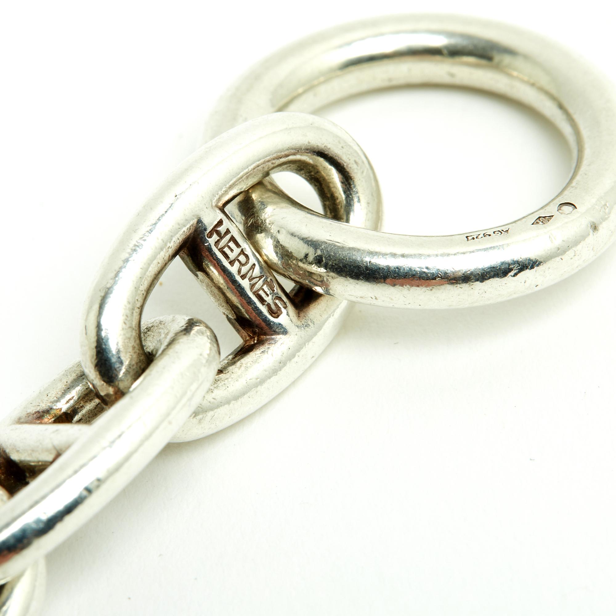 Pulsera Chaine d'Ancre Hermès de plata maciza, tamaño XL (o Grand Modèle), tamaño pequeño para una muñeca de 16 cm, peso total 103 gramos. La pulsera está en muy buen estado, poco frecuente en este tamaño, y luce impresionante en la muñeca.