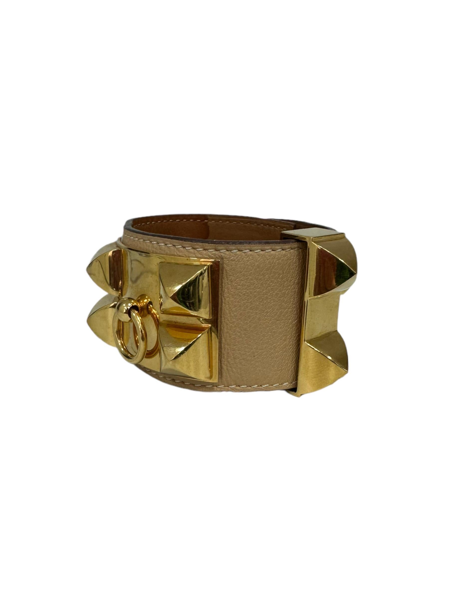 Bracelet signed Hermès, Collier De Chien model, made of Nude Epsom calfskin, with gold hardware. Equipped with an interlocking closure, with golden Médor studs and loops for closure. Measures 21cm in length and 4cm in height. Size S, in good