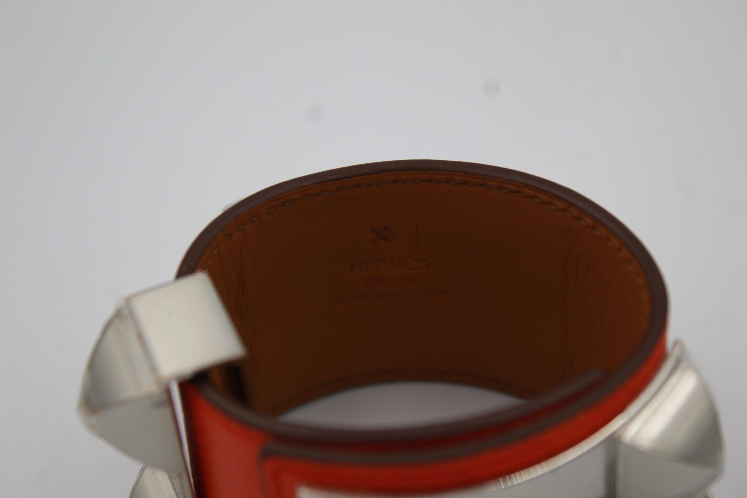 New never used Hermes Collier de Chien Bracelet in Orange Poppy Epsom leather and silver tone hardware.
Size XS ( maximum wrist 16 cm)
Still with some protective plastics.