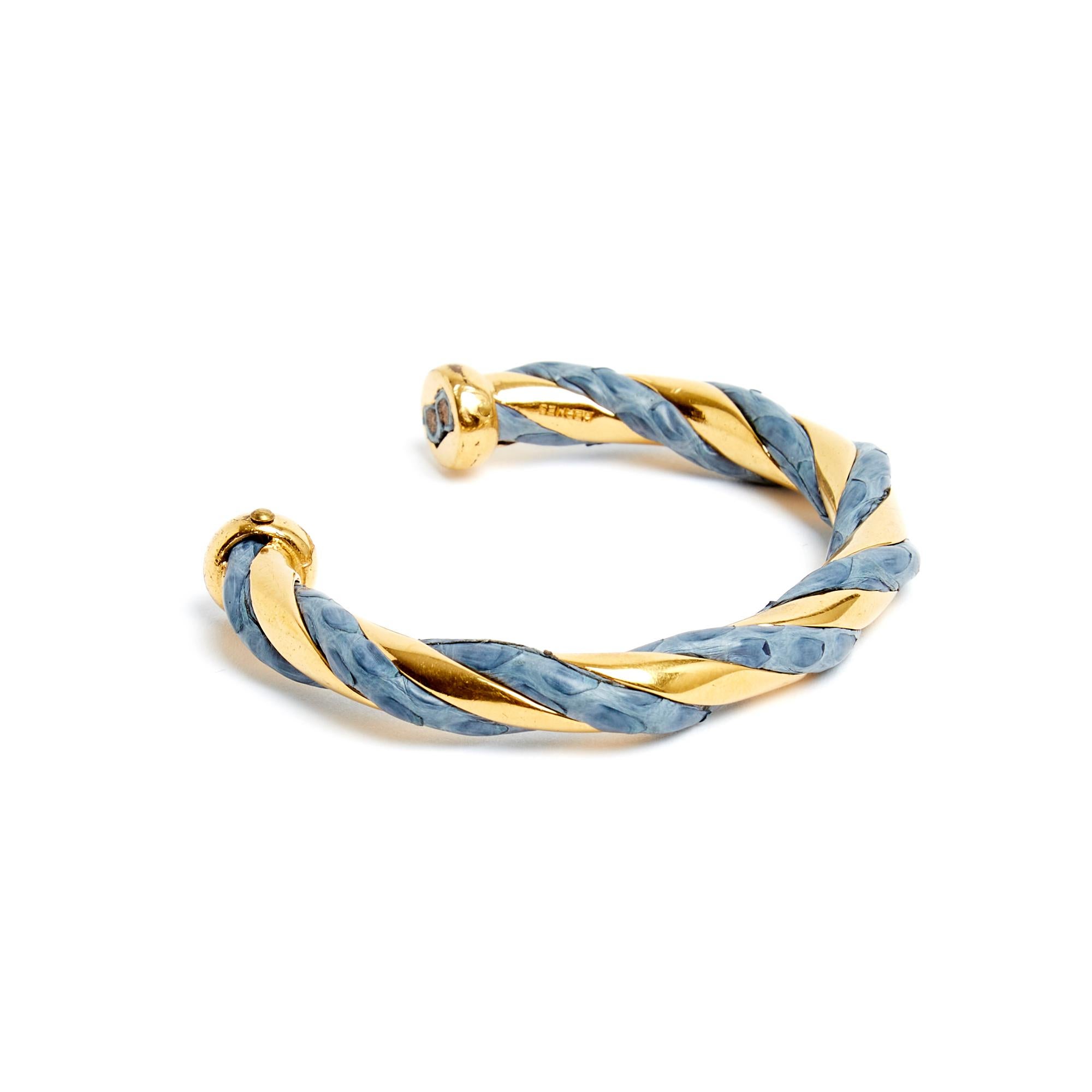 Hermès bracelet model Torsade (circa 1980) open in gold metal and blue denim leather. Interior length 5.1 cm x interior width 4.6 cm, bracelet diameter 0.75 cm. The bracelet is vintage but it is in excellent condition, beautiful on the wrist.