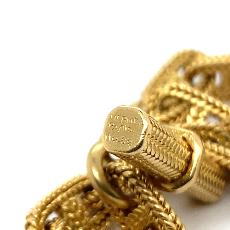Hermes Bracelet with small links modernist anchor chain Yellow Gold

With its beautifully engraved herringbone woven surface, this bracelet with small gold links is very sought after, anchor chain type, is a pure style. Circa 80’s. Signed Hermès