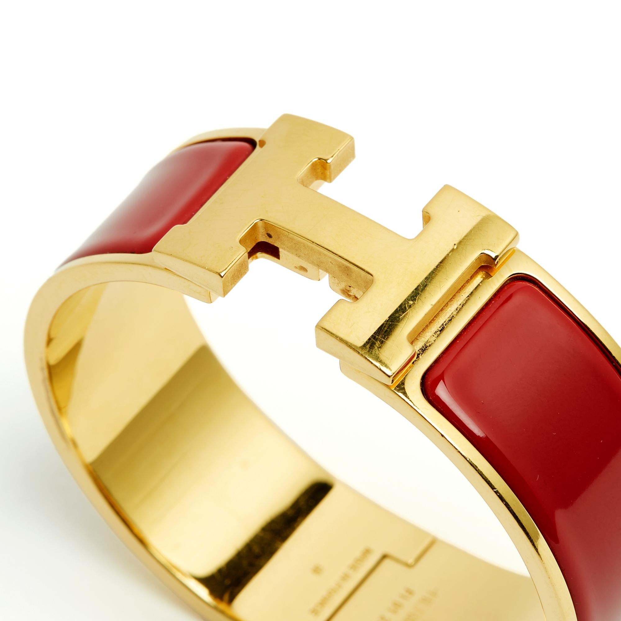 Hermès Pulsera Dore Rouge Clic Clac H Metal dorado Esmalte rojo Pulsera Hermes en Excelente estado para la venta en PARIS, FR