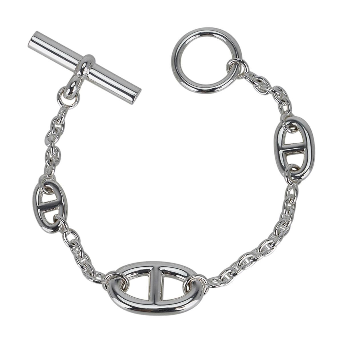 Mightychic offers an Hermes Farandole Bracelet featured in Sterling Silver.
Highlighting the iconic Chaine d'Ancre design.
Toggle closure.
The nautical Chaine d'ancre was designed as jewelry over 80 years ago by Robert Dumas.
Chic and modern.
Comes