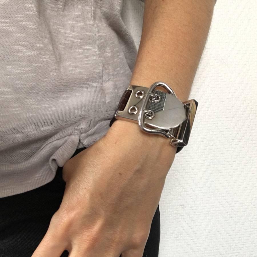 Beautiful Hermès bracelet in brown crocodile and sellier buckle in sterling silver 925. 

In perfect condition. Tiny micro scratches on the silver hardware.

Stamp 0 in a square (2011)

Dimensions: shortest: 16 cm - longest: 17.5 cm - width: 3