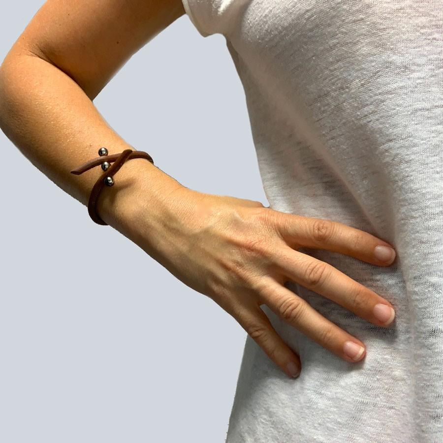 Bracelet HERMES original, en cuir marron et métal argenté. Il suffit de dévisser l'une des boules d'argent pour ouvrir le bijou.
Il n'est pas réglable.
Il s'agit d'un bracelet HERMES en cuir marron neuf.
La circonférence du poignet est de 17 cm.