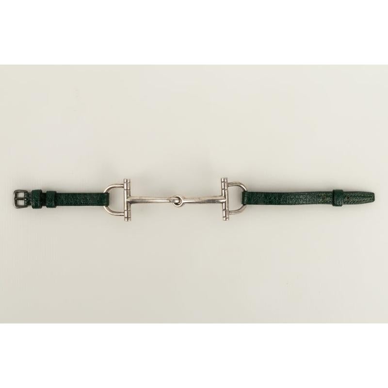 Hermès - (Made in France) Bracelet in green leather and silver. Wear and tear leather.

Additional information:
Condition: Good condition
Dimensions: Total length: 20 cm

Seller Reference: BRA158