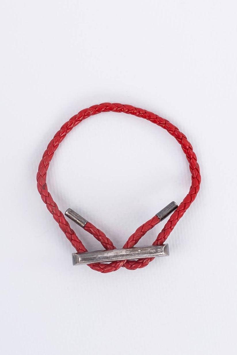 Hermès - Bracelet composé de cuir rouge tressé avec une boucle en argent.

Informations complémentaires :
Condit : Bon état
Dimensions : Circonférence : 16 cm (6,29