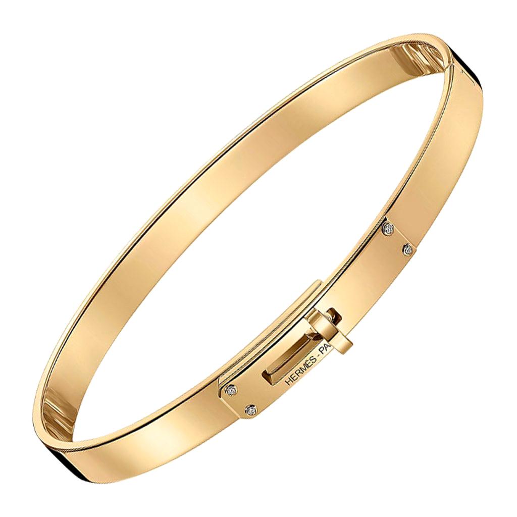 Mightychic propose le chic et immédiatement reconnaissable bracelet Hermes Kelly petit modèle.
Bracelet en or 18k serti de quatre (4) diamants. 
Le poids total en carats des diamants est de 0,02ct.
Parfait pour une utilisation quotidienne, synonyme