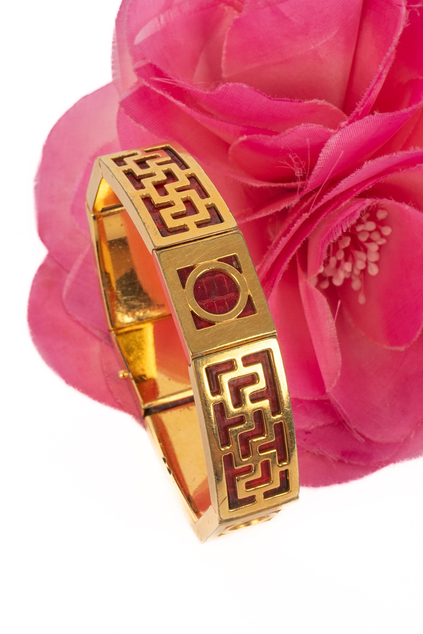 HERMÈS - Red leather bracelet with a golden metal labyrinth, and an invisible fastener.

Condition:
Good condition

Dimensions:
Length: 16 cm

SKU:BRA117


