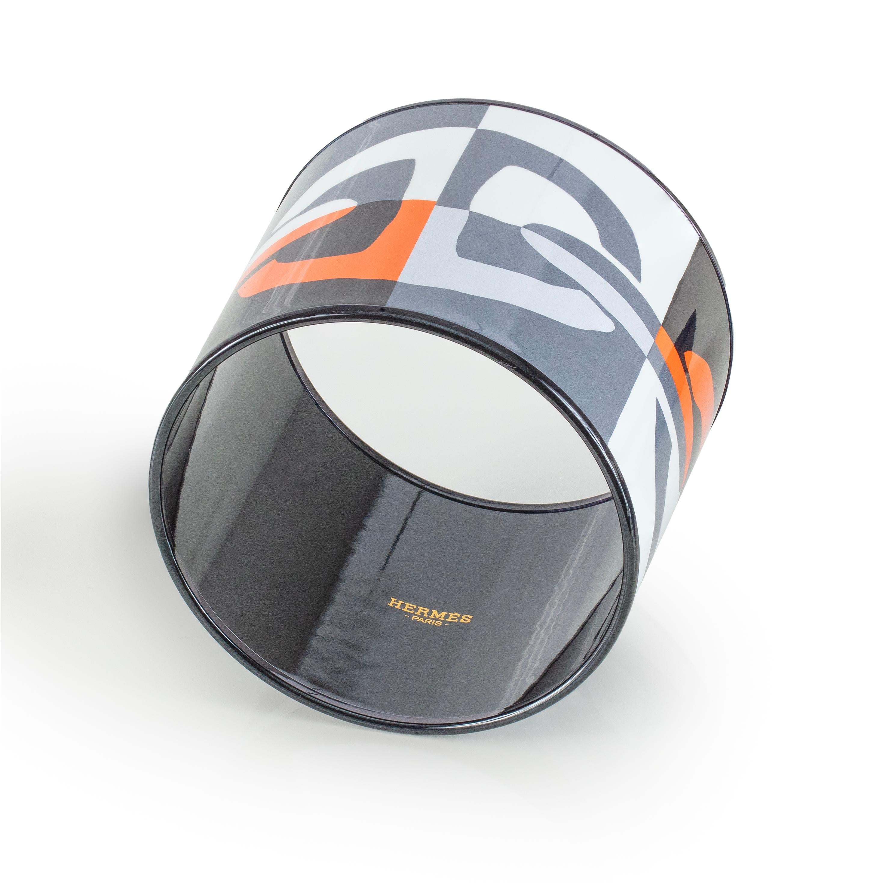 BRACCIALE - Optique Chaine D Ancre - PVD - Arancione Nero Bianco - 65-55mm NWOTS - 2312101917

Marchio: Hermès
Tipo/Modello: Bracciale smaltato
Nome del design: Chaîne d'Ancre Optique, Catena d'ancora ottica
Artistics: Anamorphée
Colore: Orange
