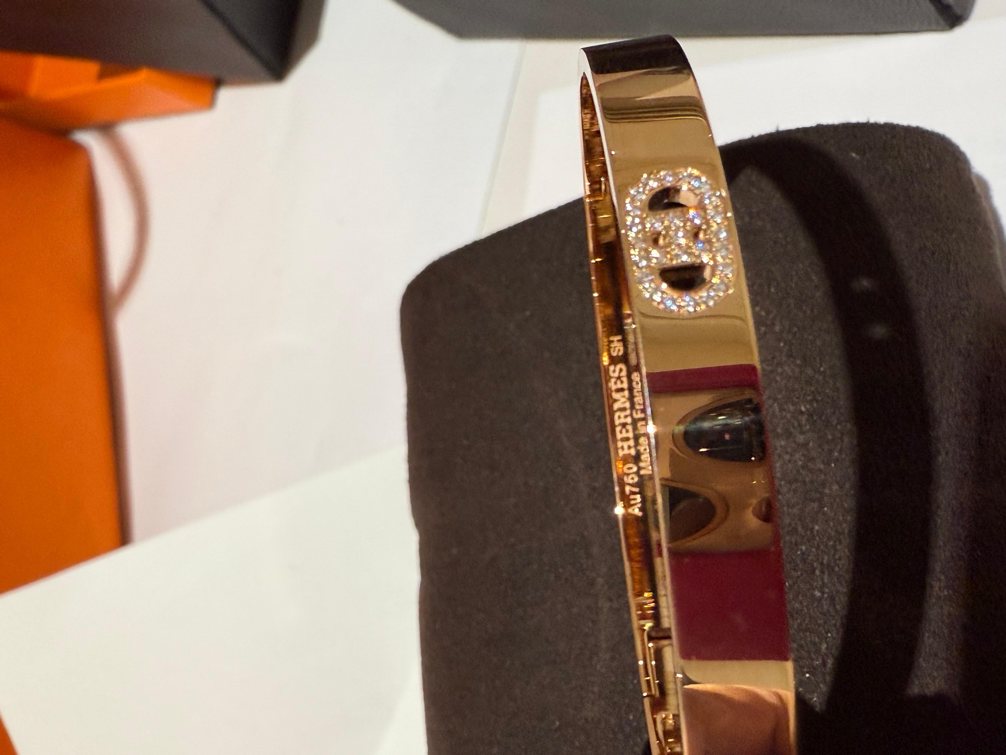 Bracelet Hermès en or rose serti de 27 diamants.
Un symbole Hermès de la Chaine d'ancre en diamants posé sur le bracelet en or rose. Taille SH 
Circonférence intérieure : 15.8 cm  Largeur : 0,55 cm  27 diamants  Poids total en carats : 0,07 ct

Avec