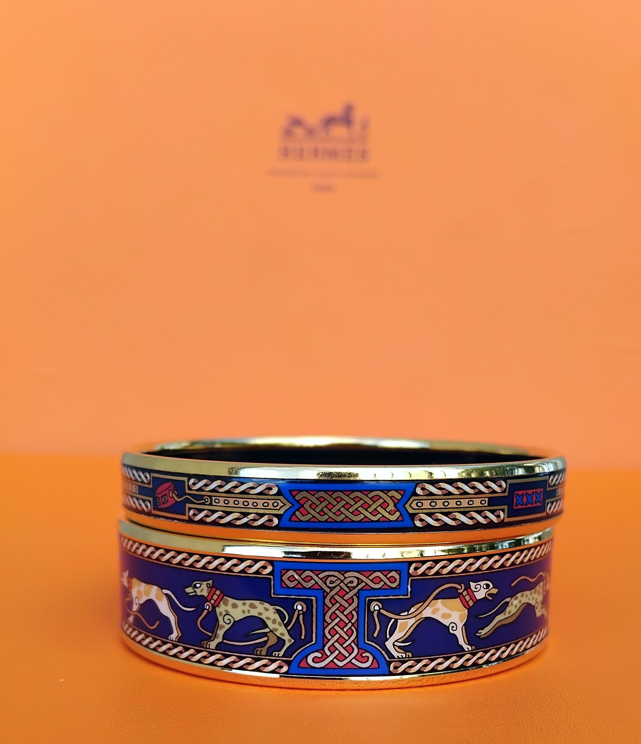 Rare and Beautiful Authentic Set of 2 Hermès Bracelets

Print: Lévriers (Greyhound dogs)

Set includes 2 Bracelets: 1 large and 1 narrow

Made in Austria 

Vintage bracelets, from the 90's

Made of printed enamel and gold plated hardware

Colorways: