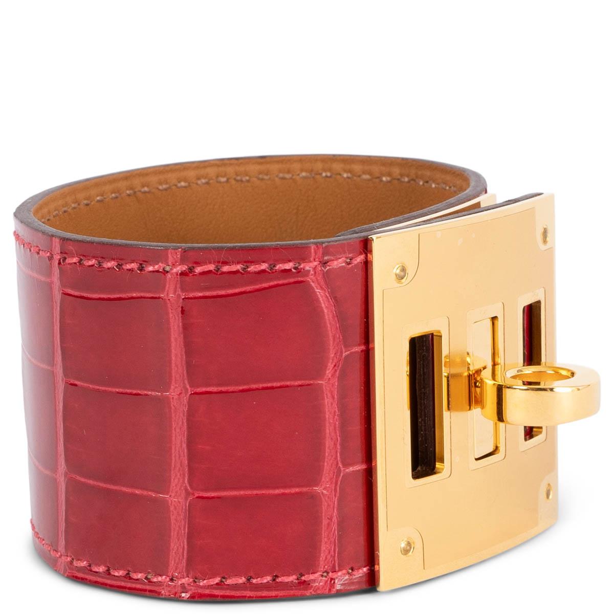 100% authentic Hermès Kelly Dog cuff bracelet in Braise (red) shiny alligator leather featuring contrasting gold-plated hardware. Has been worn and and is in virtually new condition.

Measurements
Tag Size	T2
Height	3.4cm (1.3in)
Length	19cm