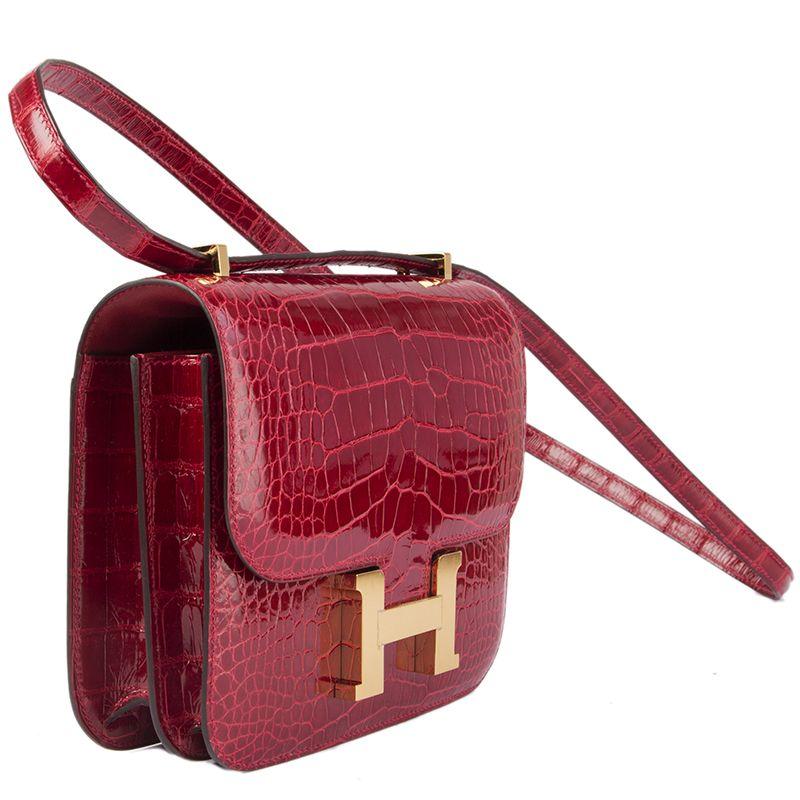 Hermès 'Constance 18' shoulder bag in Braise (birght red) shiny alligator. H-Buckle closure. Lined in Veau Swift leather. Inside is divided into two compartements with an open pocket against the front and back. Brand new. Comes with dust