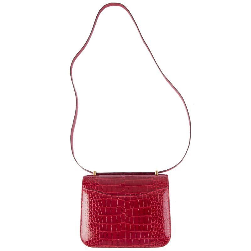 Rouge HERMES Braise rouge Alligator brillant CONSTANCE 18 Sac à bandoulière en vente