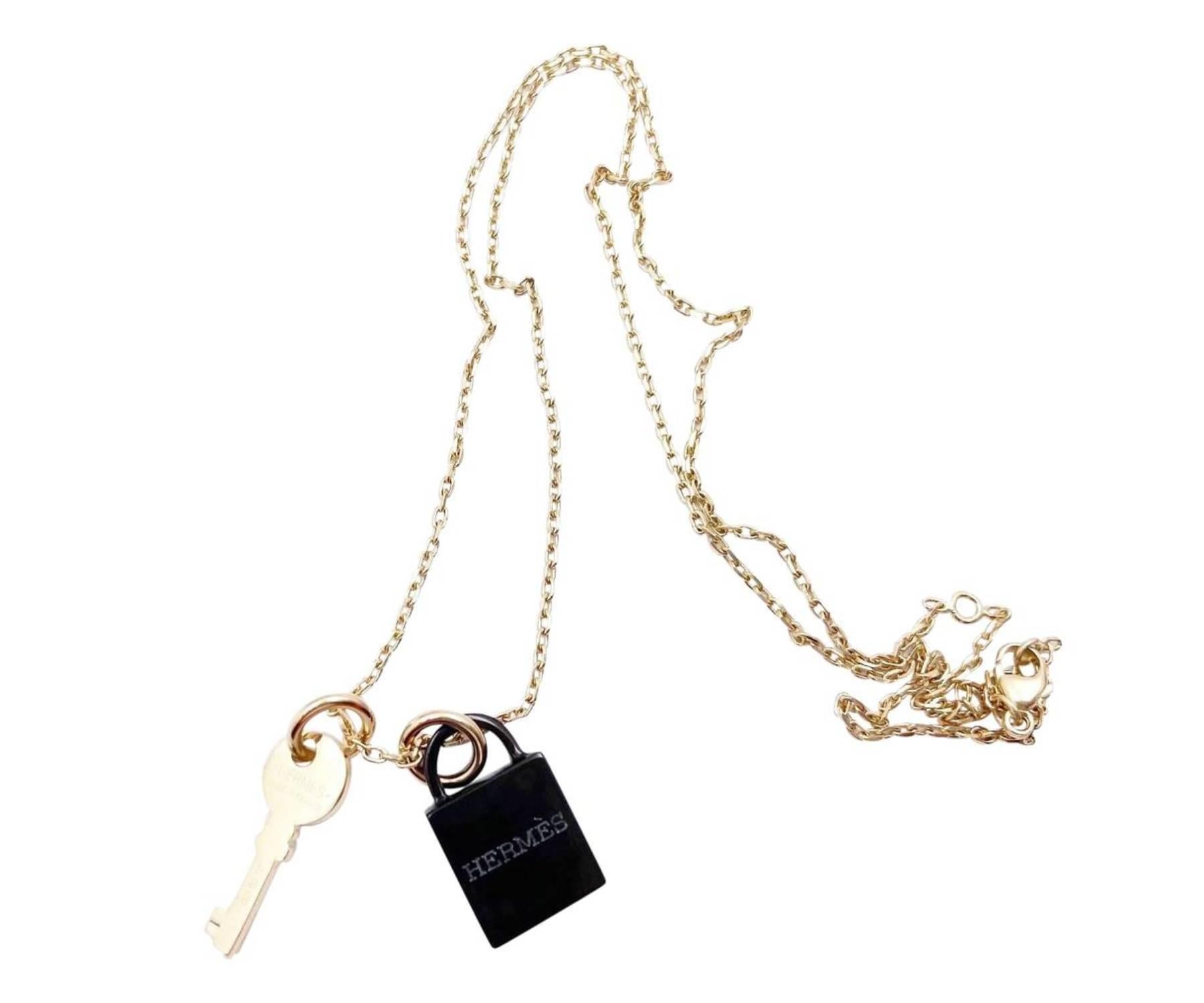 Artisan Hermès, collier Amulette Padlock PM en or marron, neuf en vente
