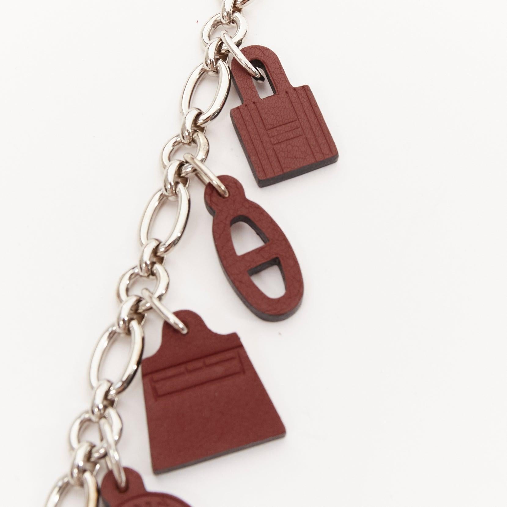HERMES Breloque Olga Amulette cuir marron foncé charms argent sac chaîne
Référence : AAWC/A01032
Marque : Hermès
Modèle : Amulette Breloque Olga
MATERIAL : Cuir, métal
Couleur : marron, argent
Motif : Solide
Fermeture : Fermeture à