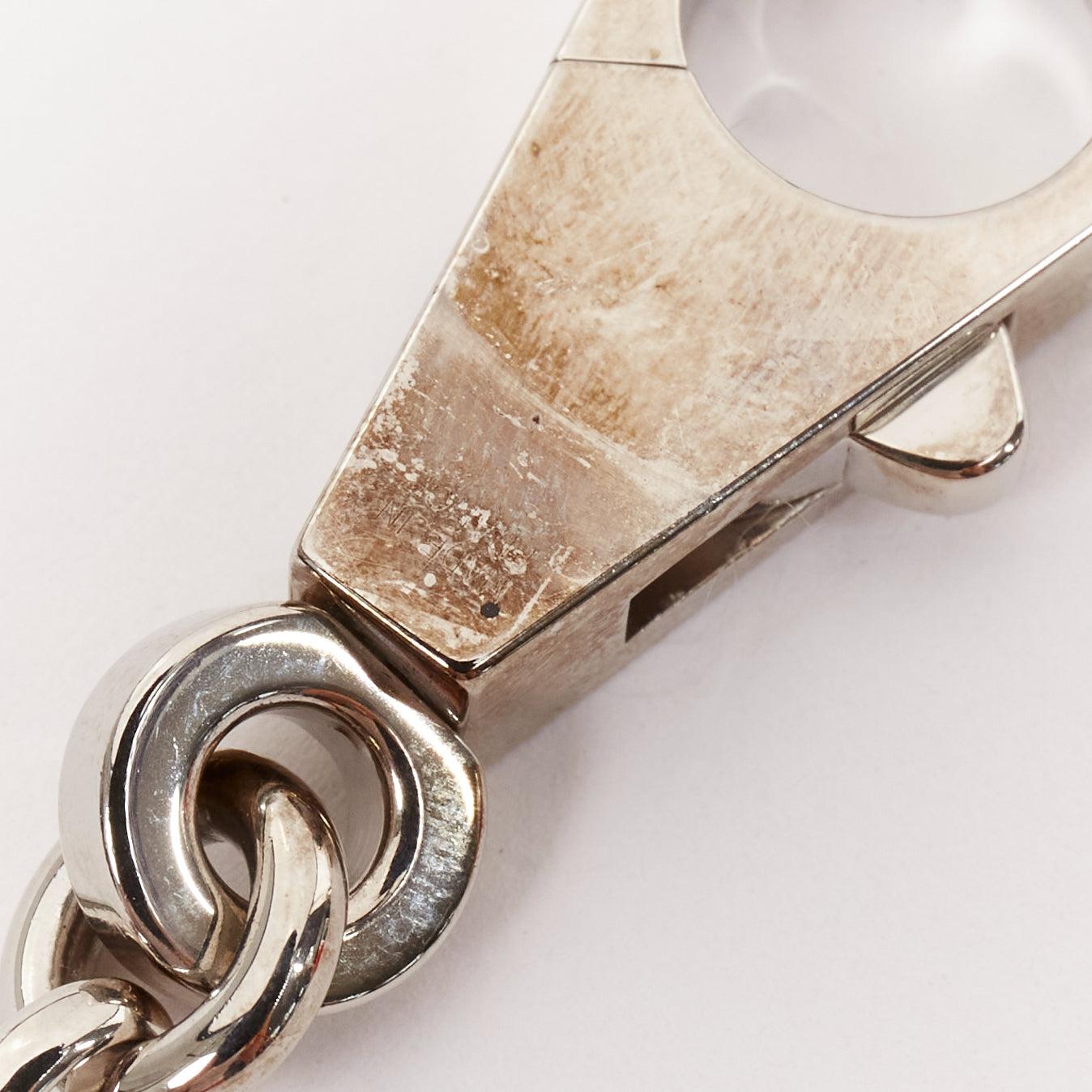 HERMES Breloque Olga Amulette cuir marron foncé charms argent sac chaîne en vente 1