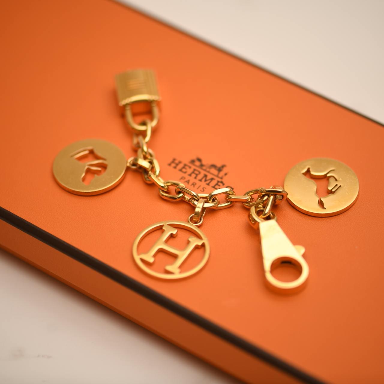 SKU	33301399
Comes With	Box Only
Model	Breloque Olga
Metal	Gold-Plated
Weight	Approximately 48.97 g
Length	Approximately 14.5 cm
Condition	Excellent
__________________________________
If you are interested in any of our previously sold pieces,