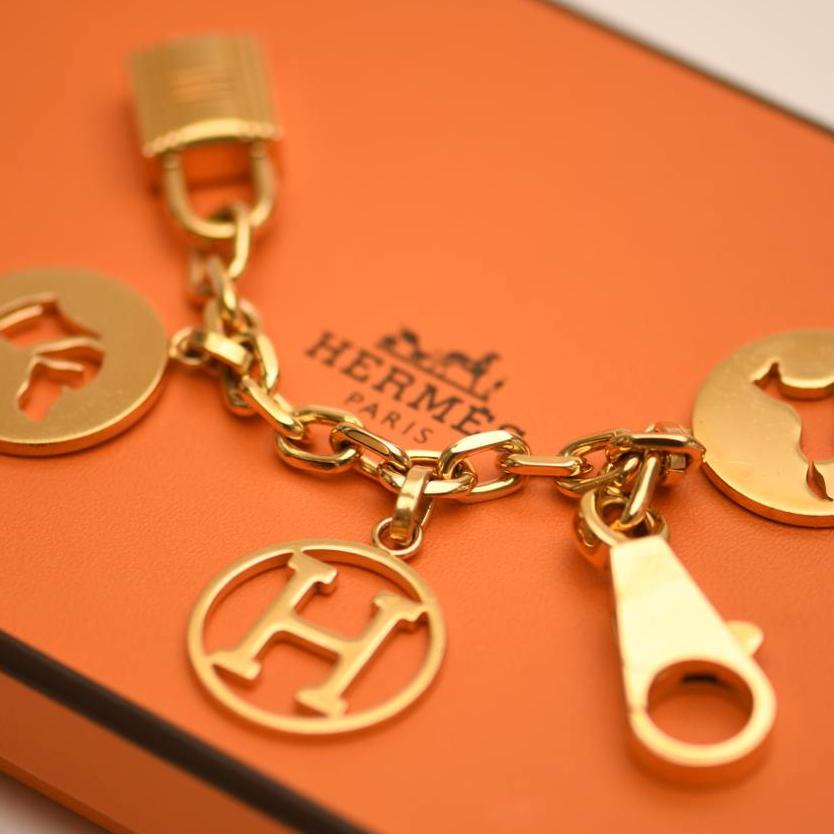 SKU	77701386
Comes With	Box Only
Model	Breloque Olga
Metal	Gold-Plated
Weight	48.97 g
Length	14.5 cm
Condition	Excellent
__________________________________
If you are interested in any of our previously sold pieces, please contact us and we will do