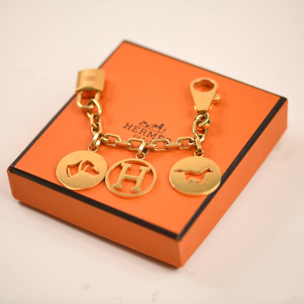 SKU	33301384
Comes With	Box Only
Model	Breloque Olga
Metal	Gold-Plated
Weight	Approximately 48.97 g
Length	Approximately 14.5 cm
Condition	Excellent
__________________________________
If you are interested in any of our previously sold pieces,