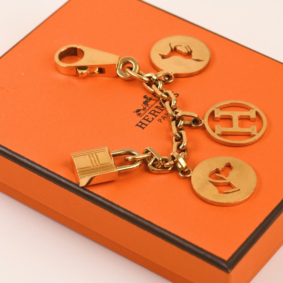 SKU	33301465
Comes With	Box Only
Model	Breloque Olga
Metal	Gold-Plated
Weight	48.87 g
Length	14.5 cm
Condition	Excellent
______________________________________
** International Shipping Notice:**
Please note that all international shipments are