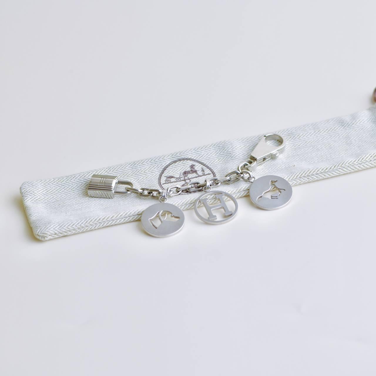 SKU	77701456
Comes With	Pouch Only
Model	Breloque Olga
Metal	Silver-plated
Weight	48.97 g
Length	14.5 cm
Condition	Excellent
__________________________________
If you are interested in any of our previously sold pieces, please contact us and we will