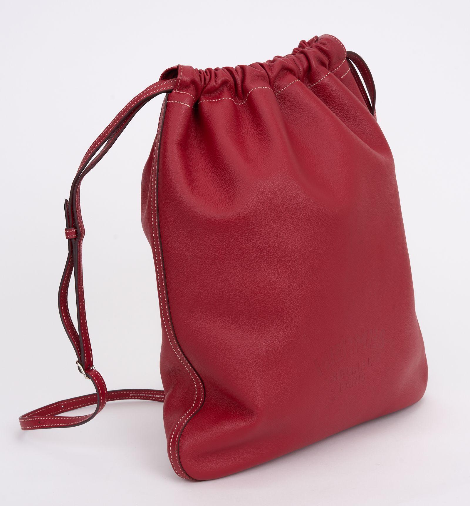 This Hermès Bridado Backpack in Calfskin features two adjustable shoulder straps,
palladium ring hardware detailing and the drawstring fastening makes it a very versatile luxury backpack for everyday use. Excellent condition, comes with original