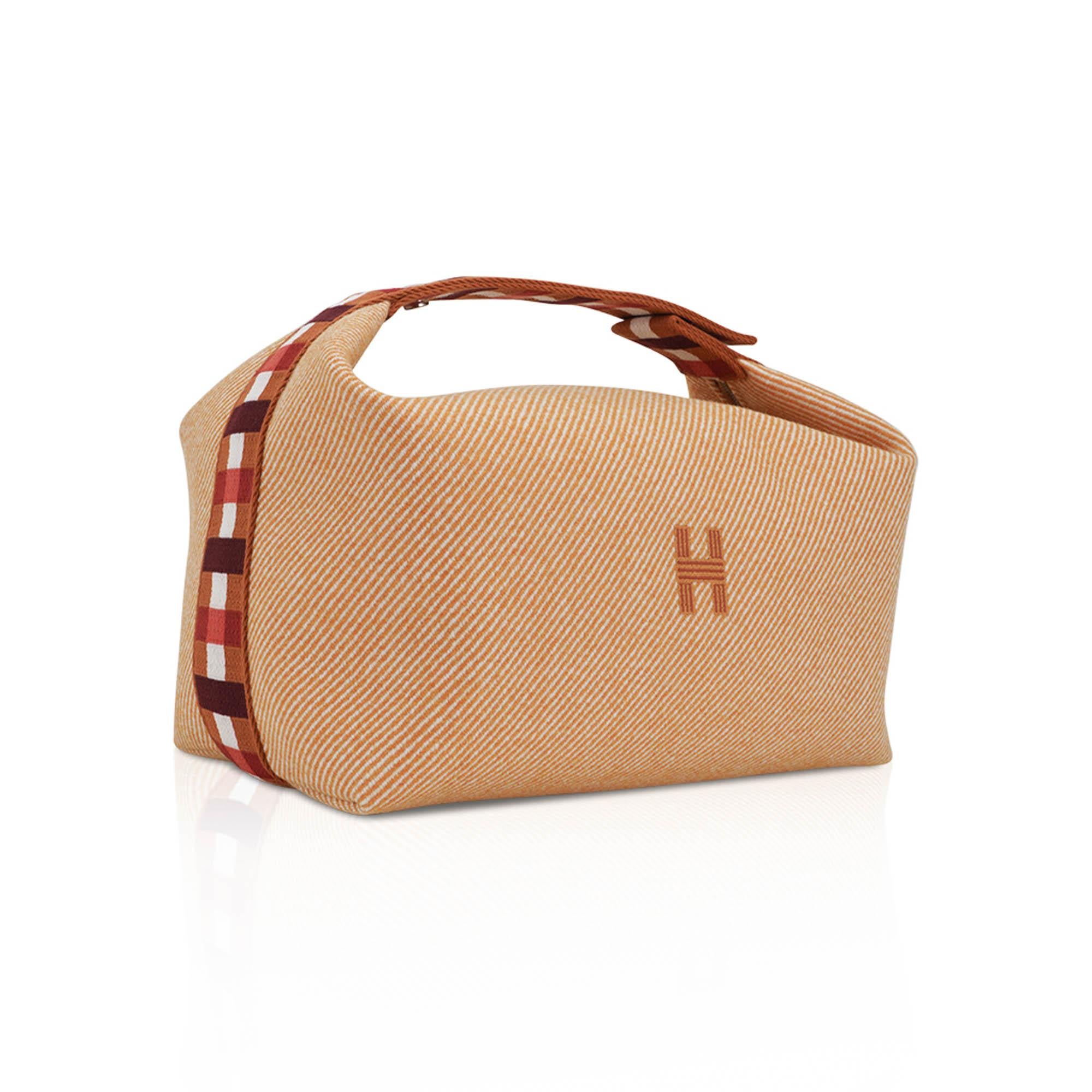 Mightychic propose un étui Hermes Bride-A-Brac Au Carrs présenté dans Fauve.
Bretelles en sergé de laine bicolore avec boutons-pression signature Clou de Selle.
Motif H brodé sur le devant.
Avec deux boutons-pression Clou de Selle, la sangle s'ouvre