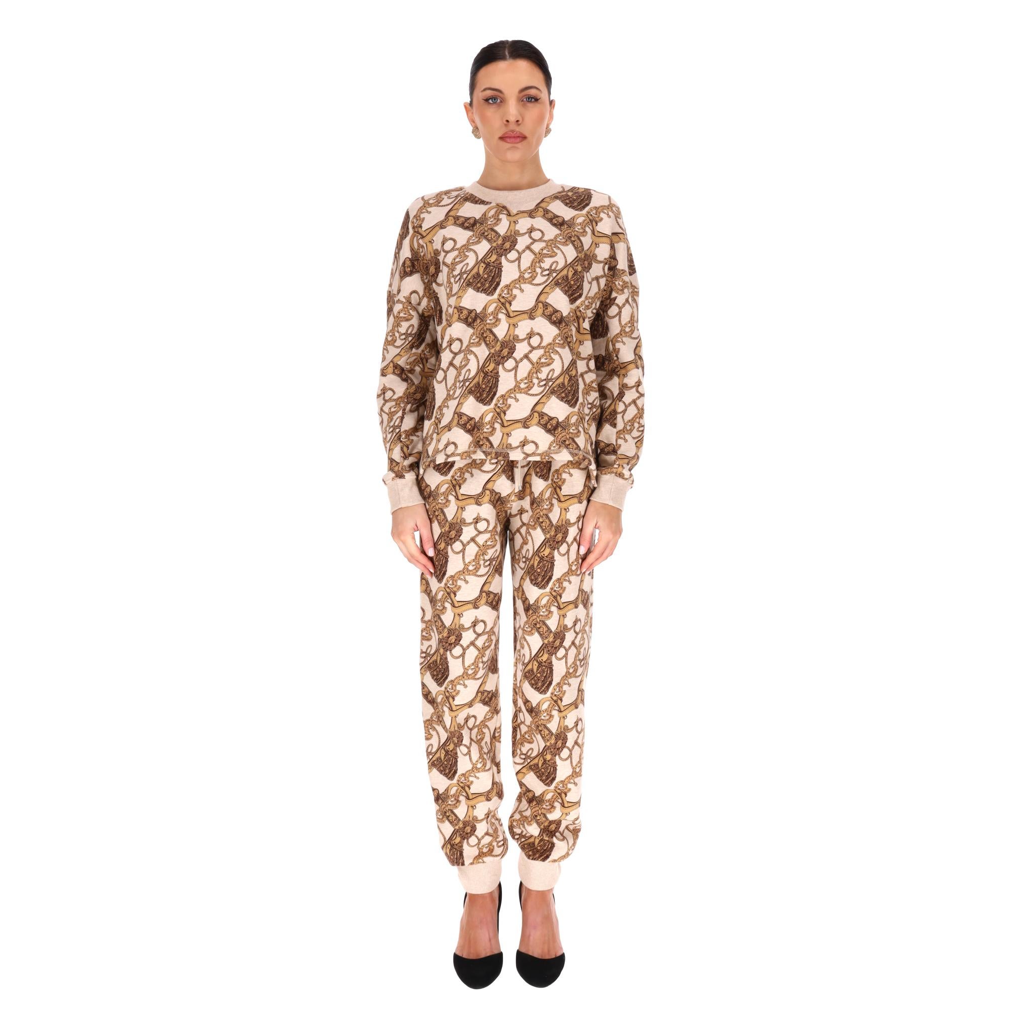 Hermes Bride De Cour, maglione e joggers abbinati in cotone e pelo di cammello

Stampa iconica sulla felpa e sui joggers abbinati.

Vita auto-annodata con cordoncino intrecciato e terminali in palladio.

Polsini a coste su maglione e