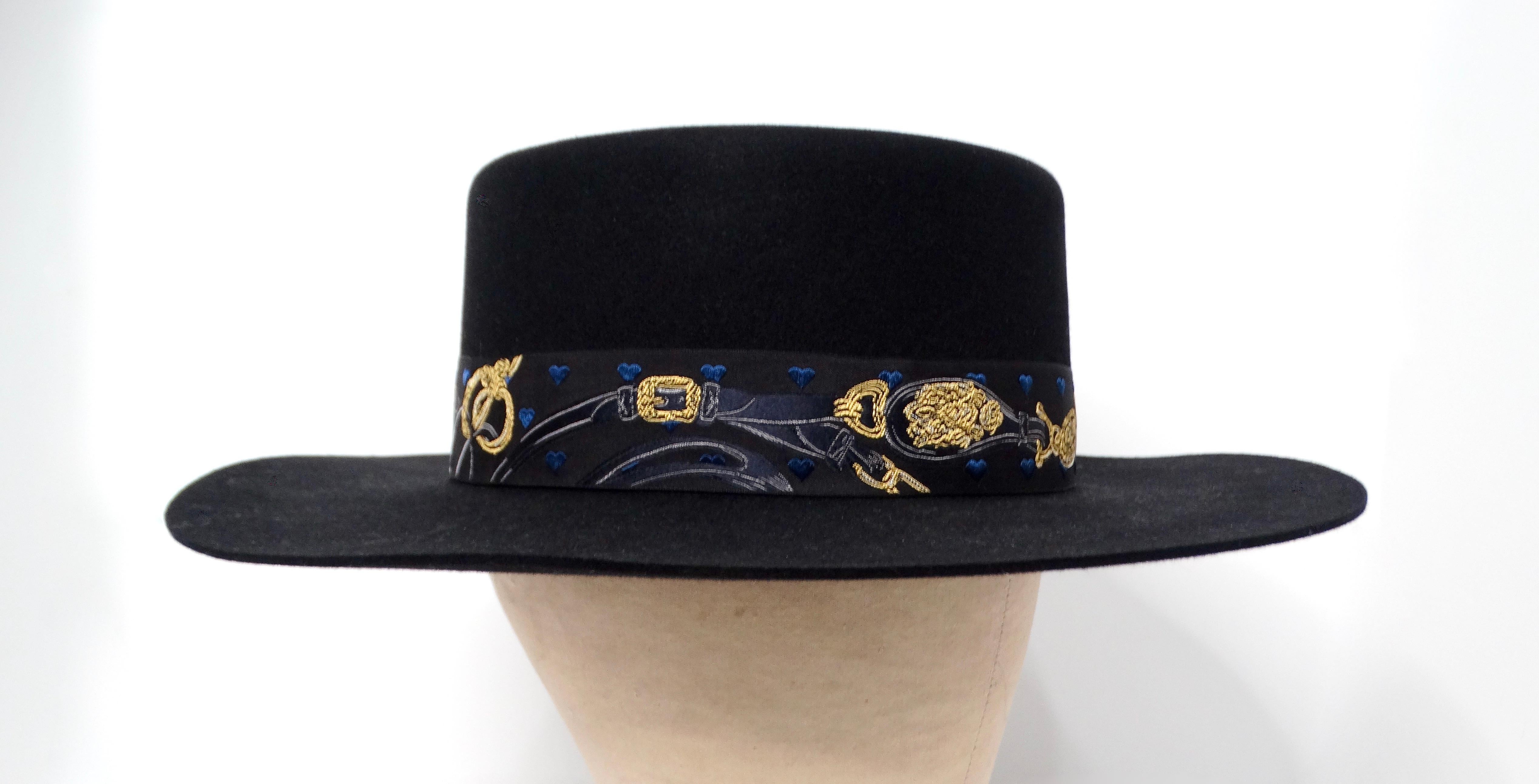 Dieser Hermes Brides de Gala Black Dakota Love Kaninchenfilzhut in Größe 57 ist ein echtes Statement, das Raffinesse und verspielte Eleganz ausstrahlt. Der aus luxuriösem Kaninchenfilz gefertigte Hut hat eine klassische Silhouette, die zeitlos und