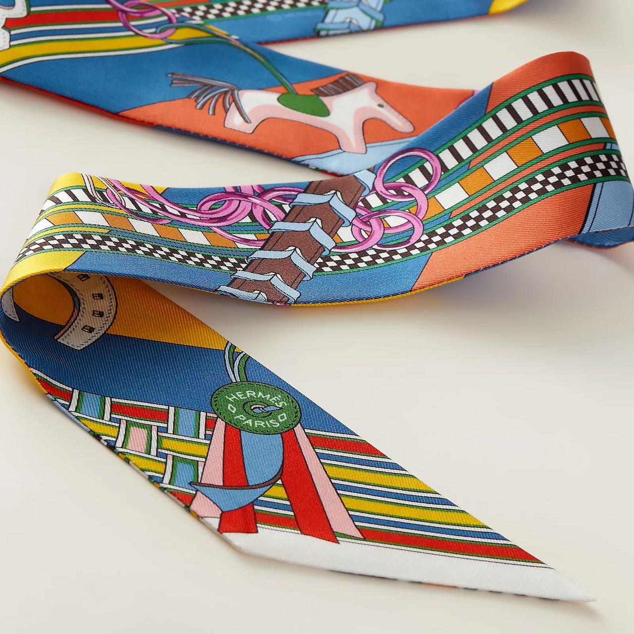 Hermes Twilly in silk (100% silk).
Barely used in excellent condition.
This small silk accessory can be tied in infinite ways, bringing a whimsical touch to your everyday look!
Made in France
Designed by Virginie Jamin
Dimensions: 5 x 86 cm