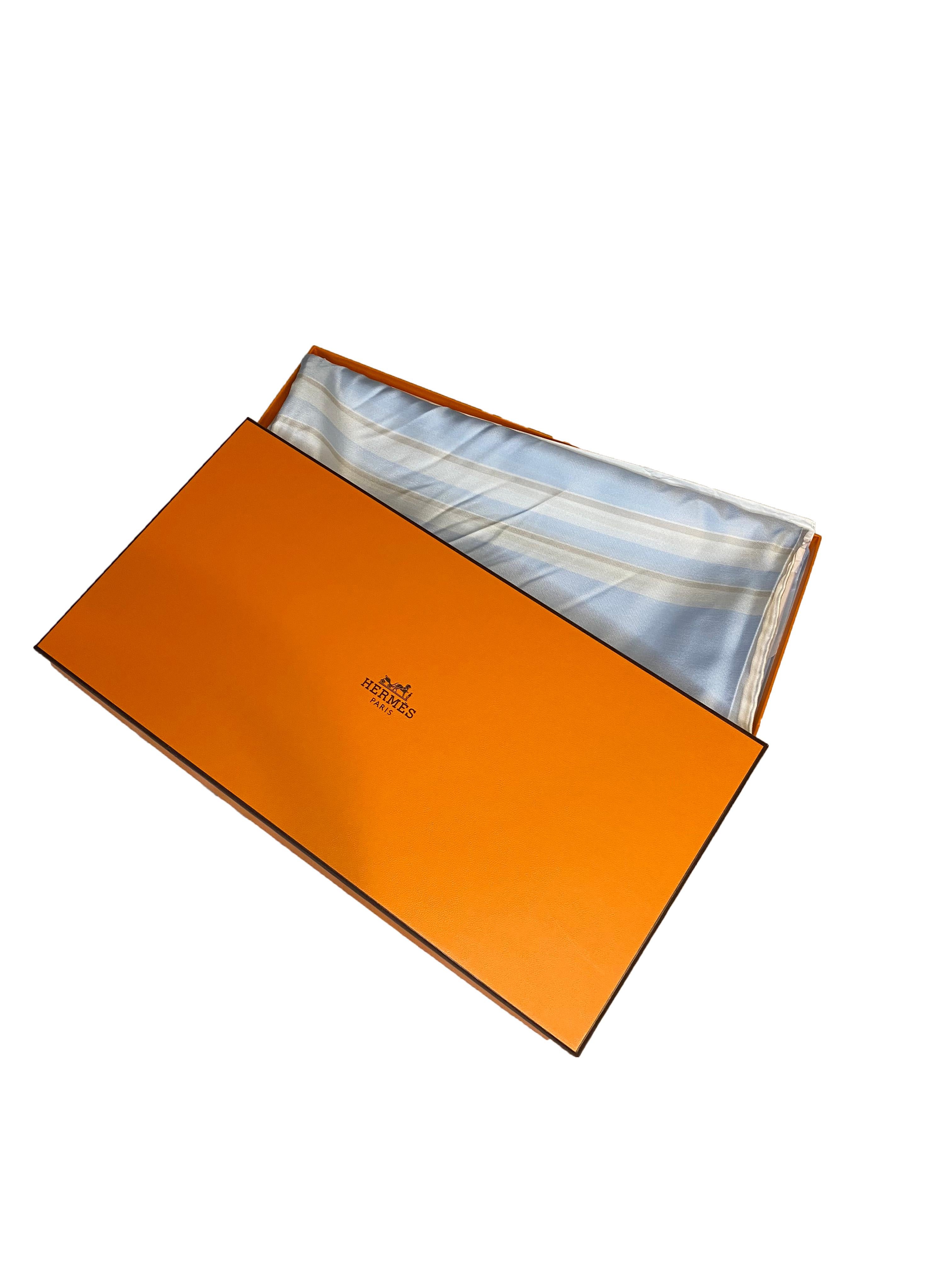 Grigio Scialle di seta Hermes Brides of Gala 135 cm x 130 cm in vendita