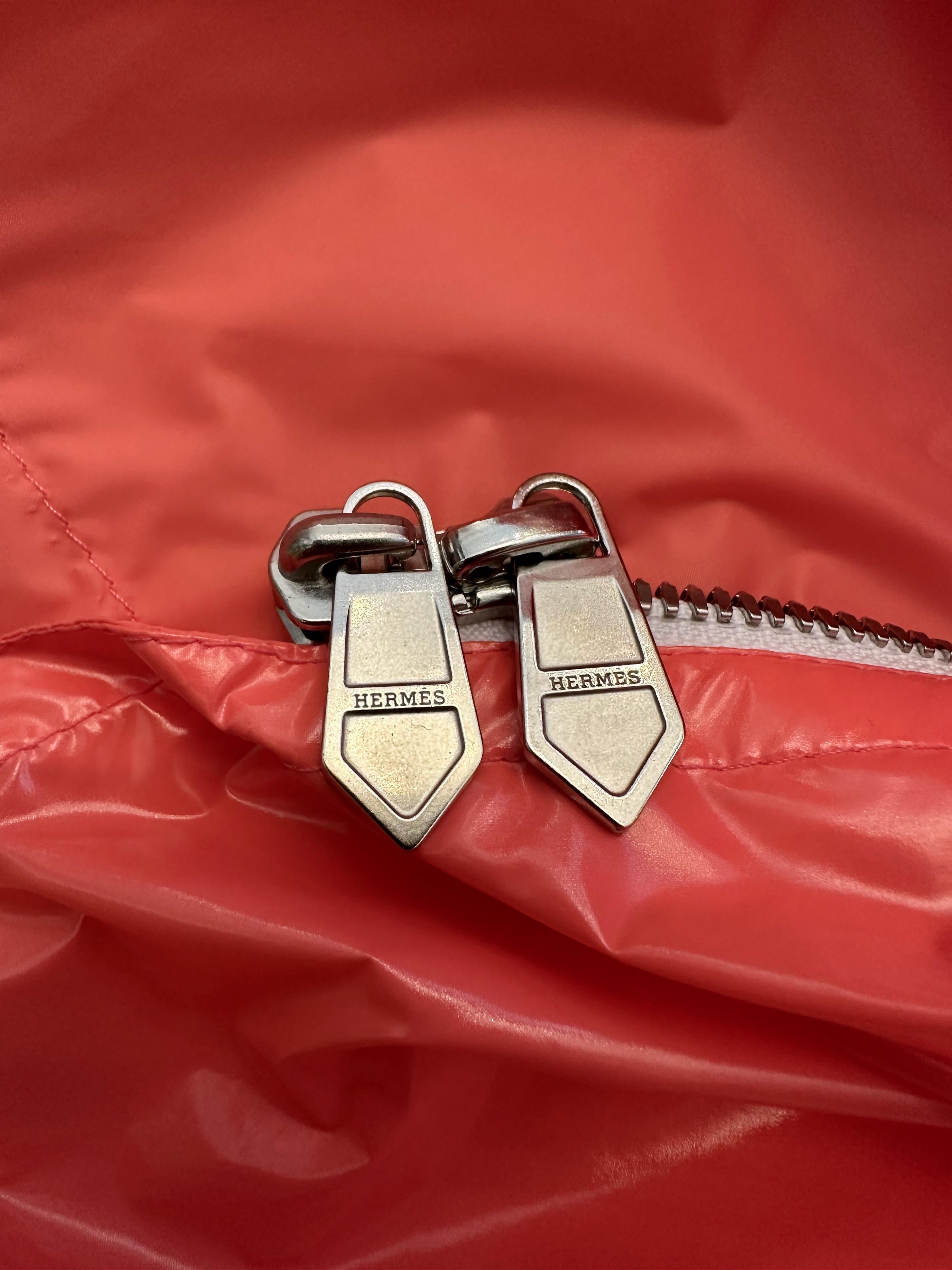 Hermès Windbreaker-Jacke mit Kapuze in leuchtendem Orange und Gelb im Angebot 5