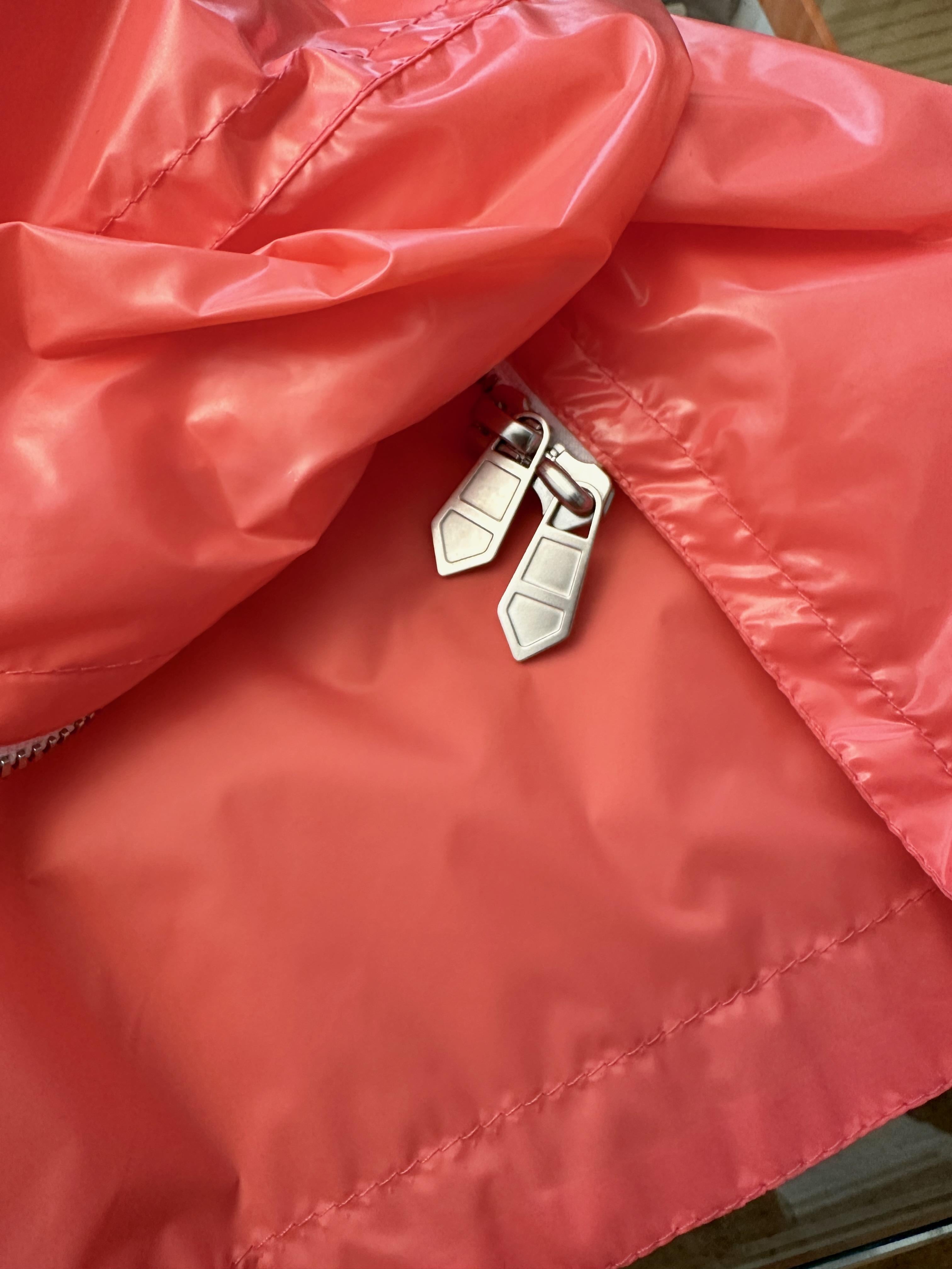 Hermès Windbreaker-Jacke mit Kapuze in leuchtendem Orange und Gelb im Angebot 6